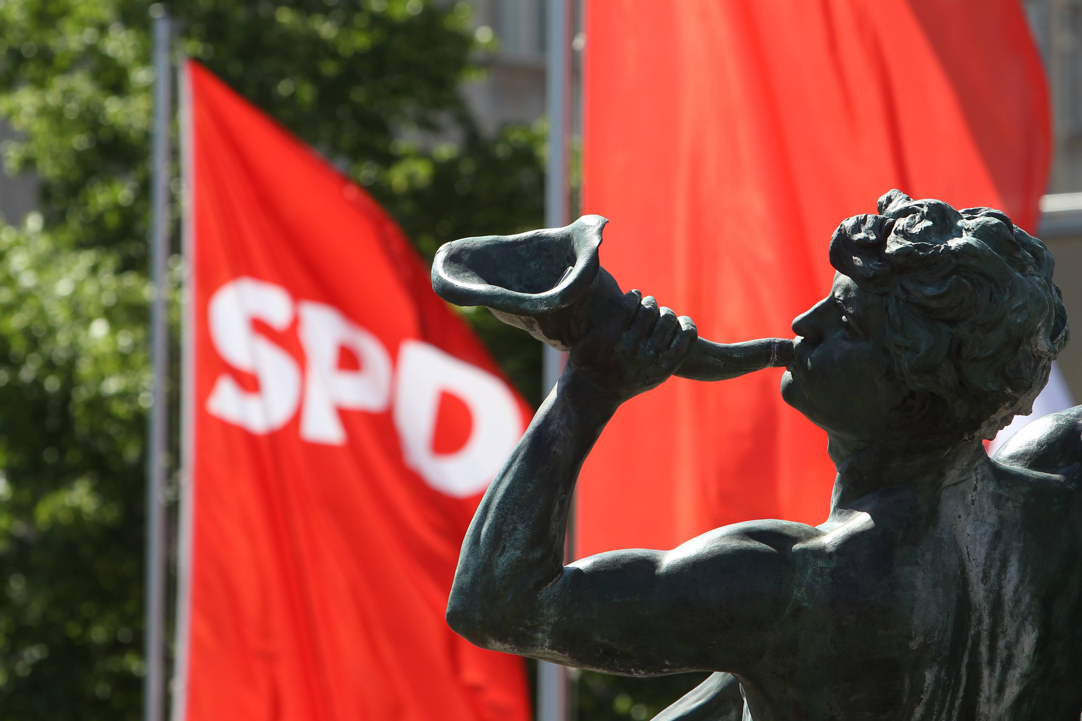 SPD Fahne hinter einer Figuer des Leipziger Mendebrunnens: Mehr Wurzeln der Sozialdemokratie gibt es vermutlich nirgendwo in Deutschland.