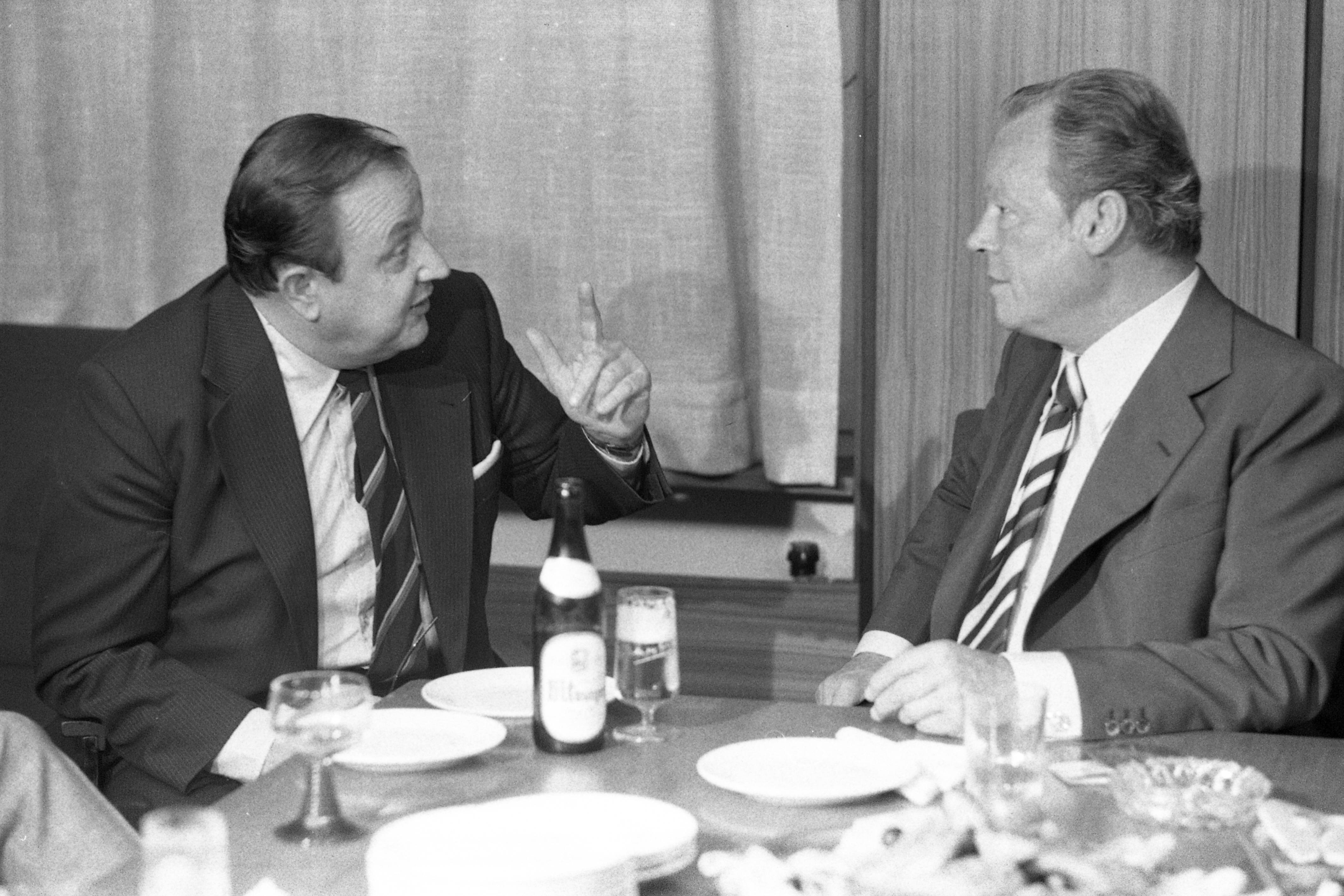 SPD-Bundeskanzler Willy Brandt (rechts) und FDP-Innenminister Hans-Dietrich Genscher brachten 1971 in Deutschland das erste Umweltprogramm auf den Weg.