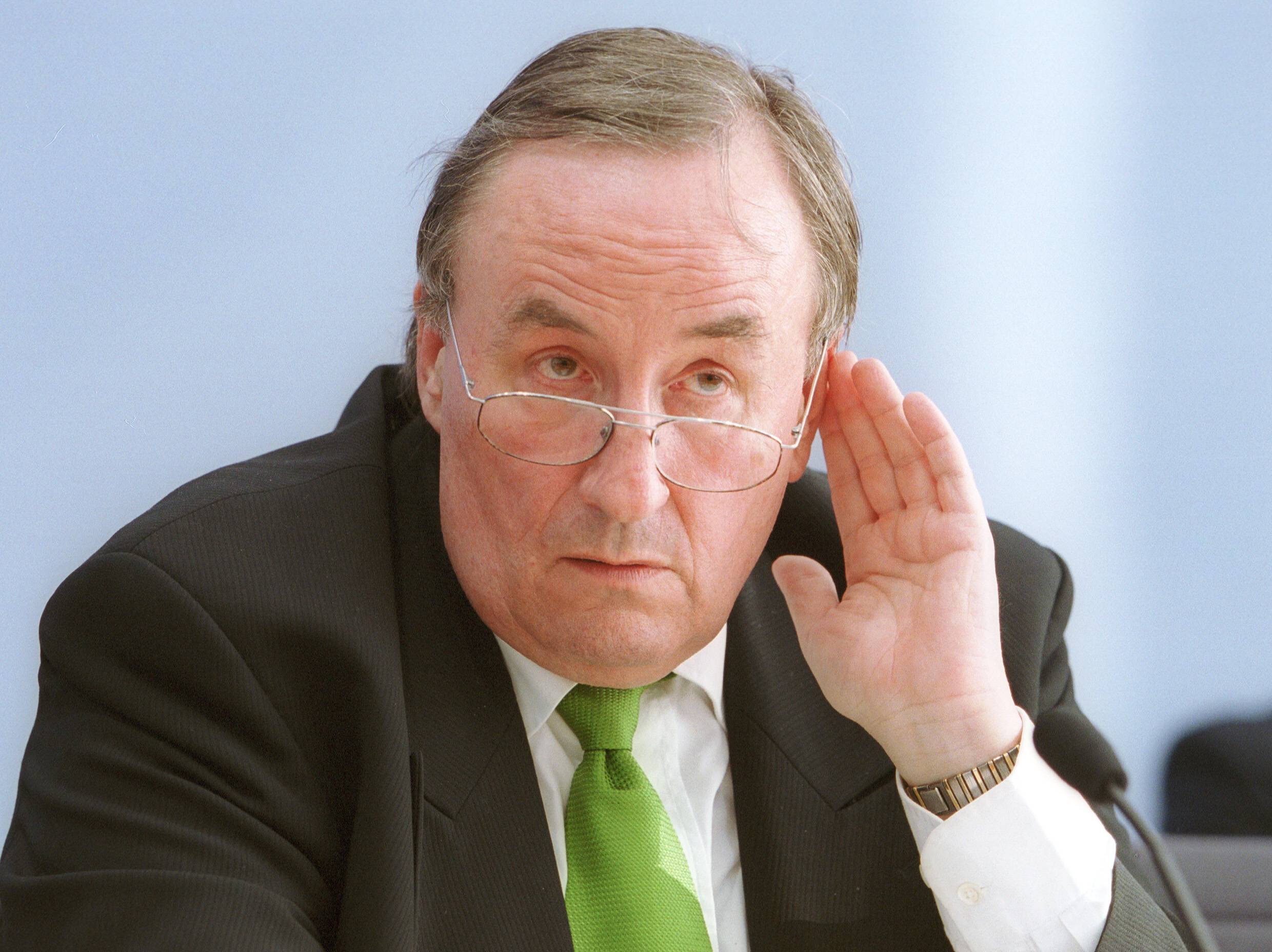 Stets ein offenes Ohr für die Soldat*innen: Willfried Penner 2001 als Wehrbeauftragter des Deutschen Bundestags