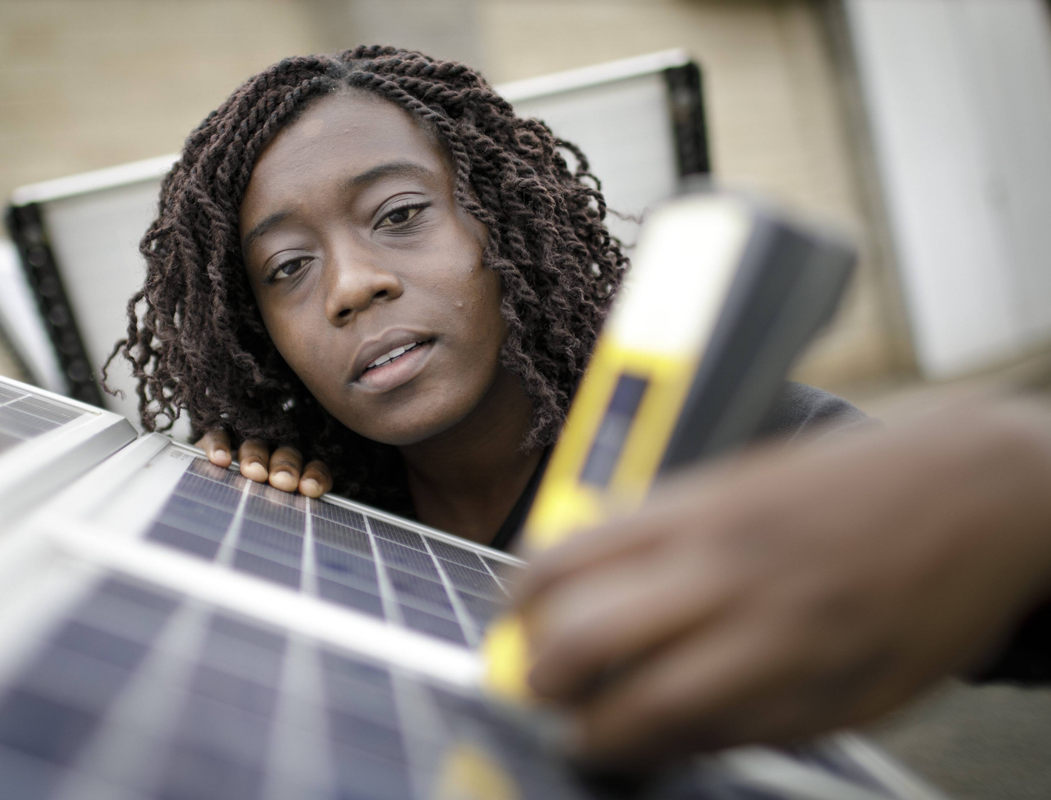 Eine Studentin arbeitet an Solaranlagen in einer Ausbildungseinrichtung für Solartechniker*innen in Nairobi: Außenpolitik muss auch die Rechte, Ressourcen und Repräsentation aller gesellschaftlichen Gruppen fördern.