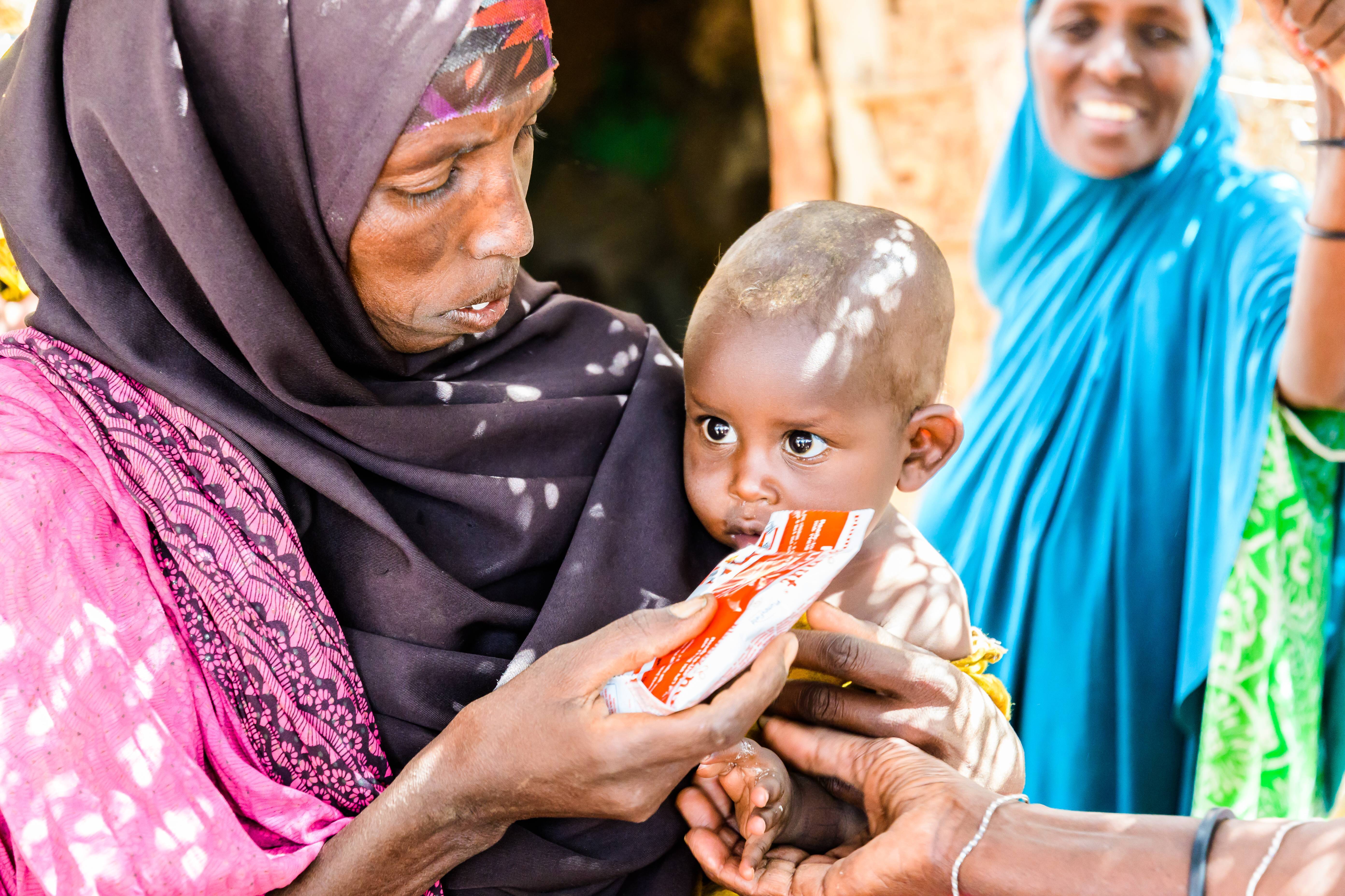 Die UNO versucht, den globalen Hunger zu bekämpfen: Wie hier mit Spezialnahrung für unterernährte Kinder in einem Dorf der afrikanischen Republik Somaliland.