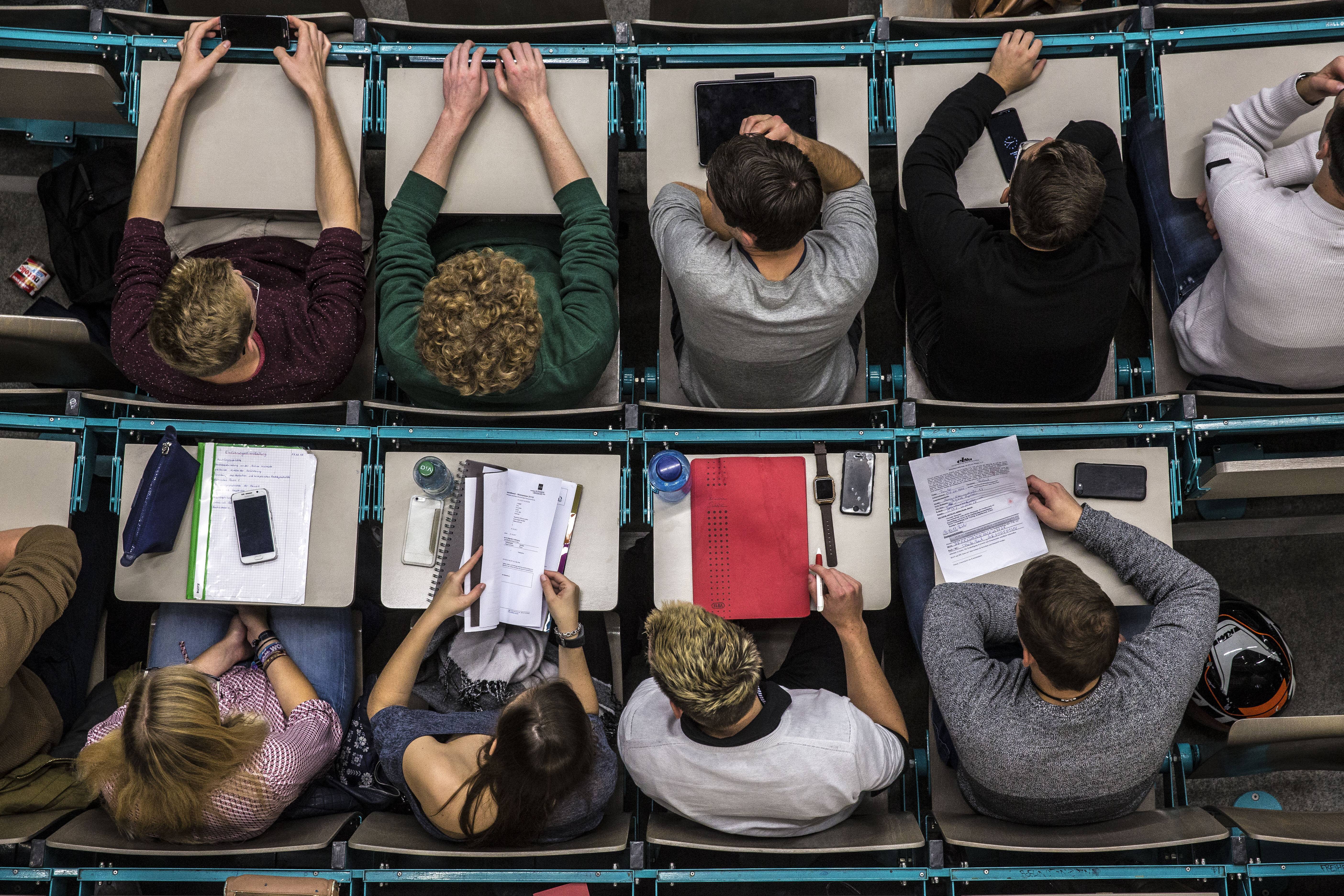 Blick in einen Hörsaal: Das BAföG soll auch Kindern aus ärmeren und Nicht-Akademiker-Haushalten ein Studium ermöglichen. Vor 50 Jahren wurde es eingeführt.