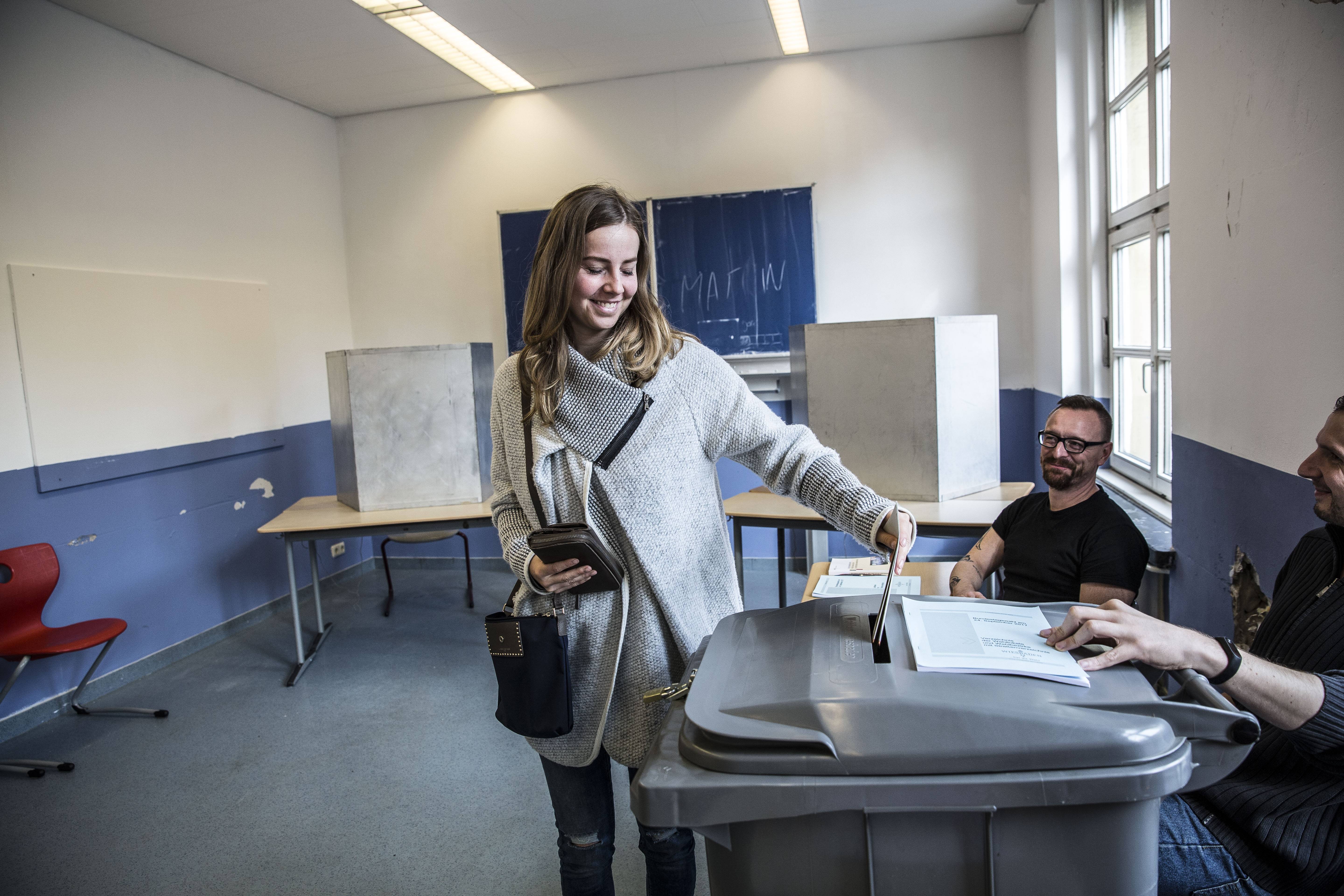 Junge Frau bei der Stimmabgabe: Wichtig ist, junge Leute nicht nur als junge Leute zu betrachten.