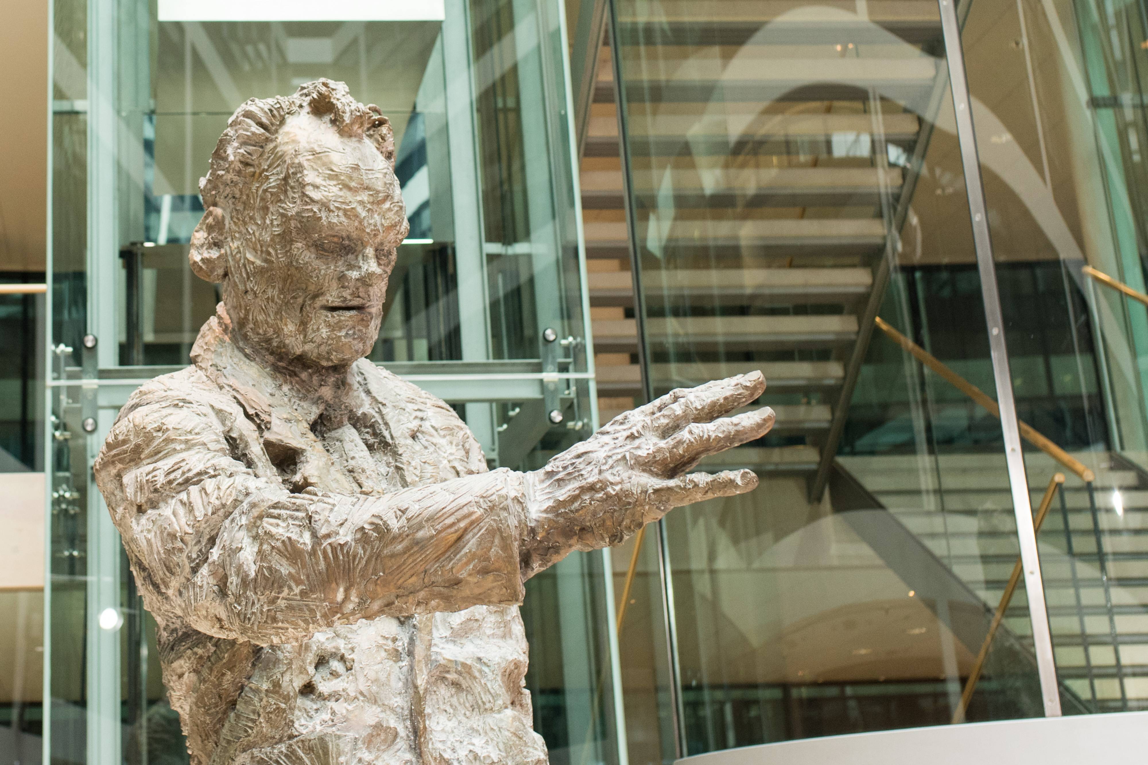 Willy Brandt als Visionär, der den Weg in die Zukunft weißt: Die Statue von Rainer Fetting im Willy-Brandt-Haus macht dies greifbar.