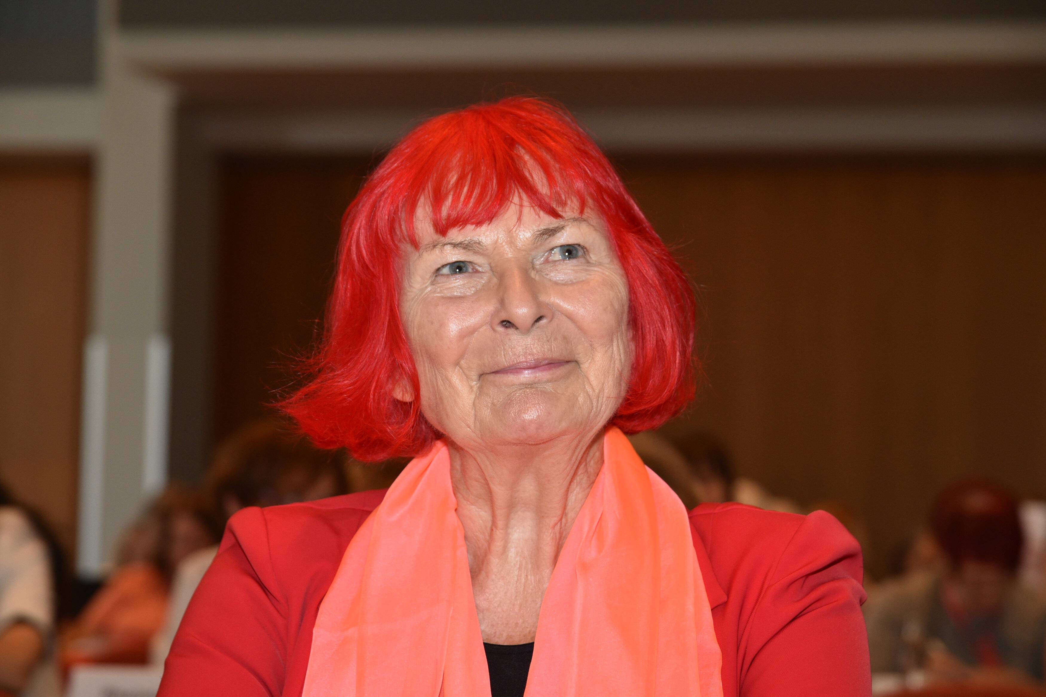 Rot ist die Farbe ihres Lebens: Die Sozialdemokratin Christa Randzio-Plath wird 80 Jahre.