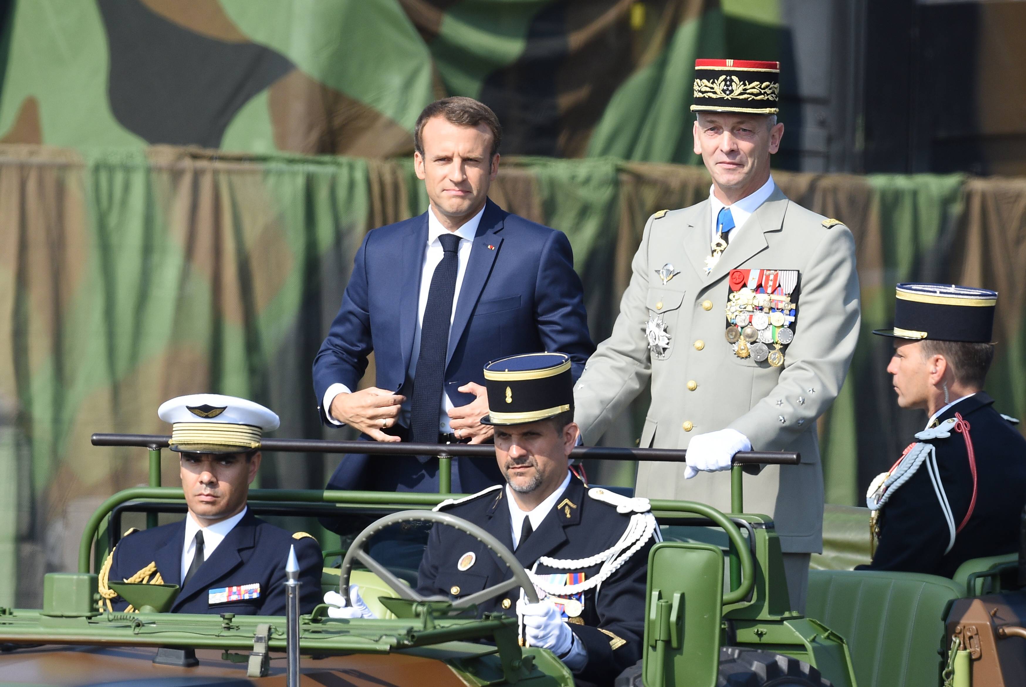 In Frankreich spielt das Militär traditionell eine wichtige Rolle: Hier zu sehen bei der Militärparade mit Präsident Macron in Paris am Nationalfeiertag im Jahr 2018.