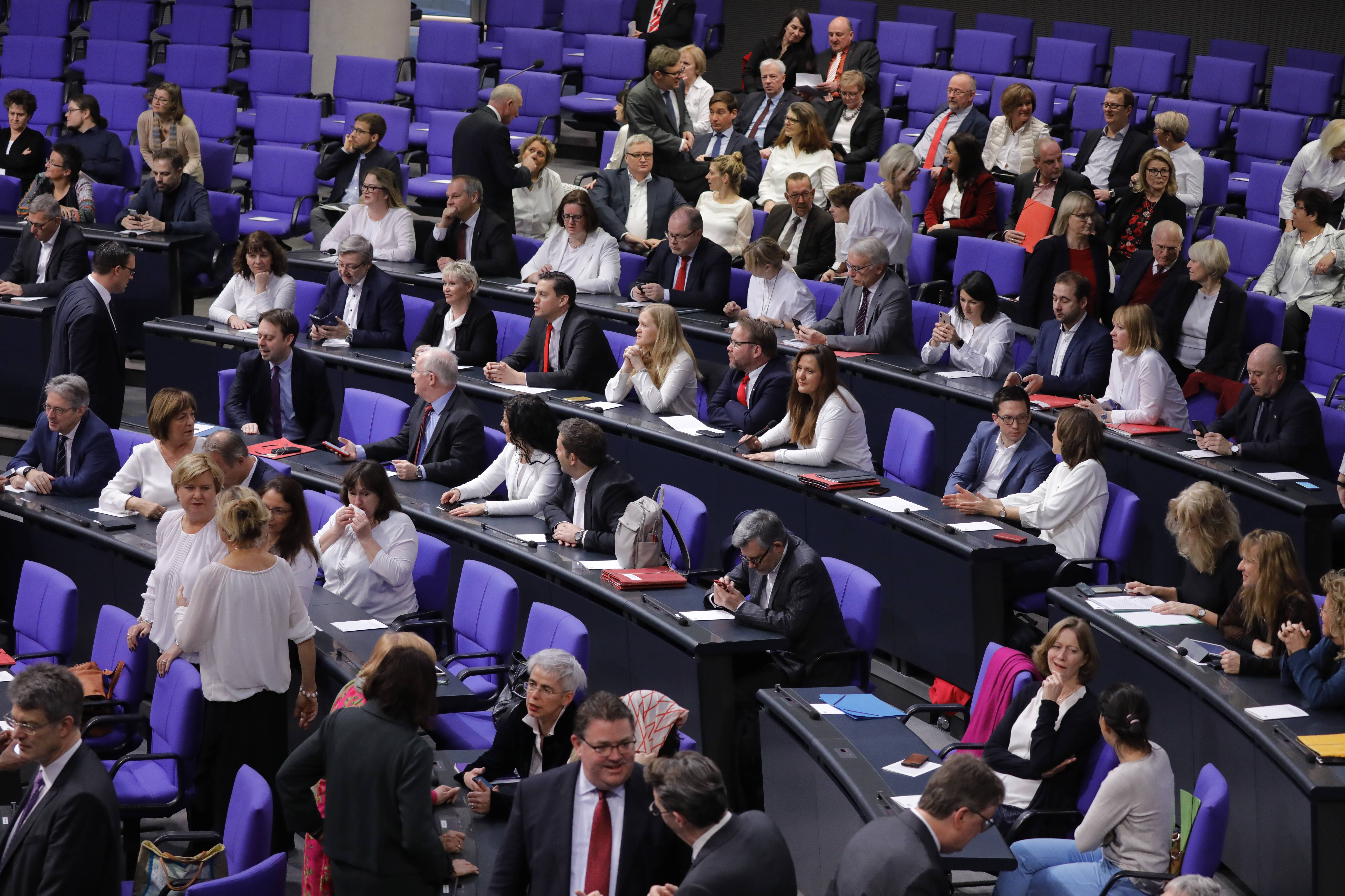 Historisch schlecht repräsentiert: Bei der Feierstunde zu 100. Jahren Frauenwahlrecht am 17. Januar 2019 demonstrieren die weiblichen Bundestagsabgeordneten mit weißen Oberteilen für mehr Frauen im Bundestag.