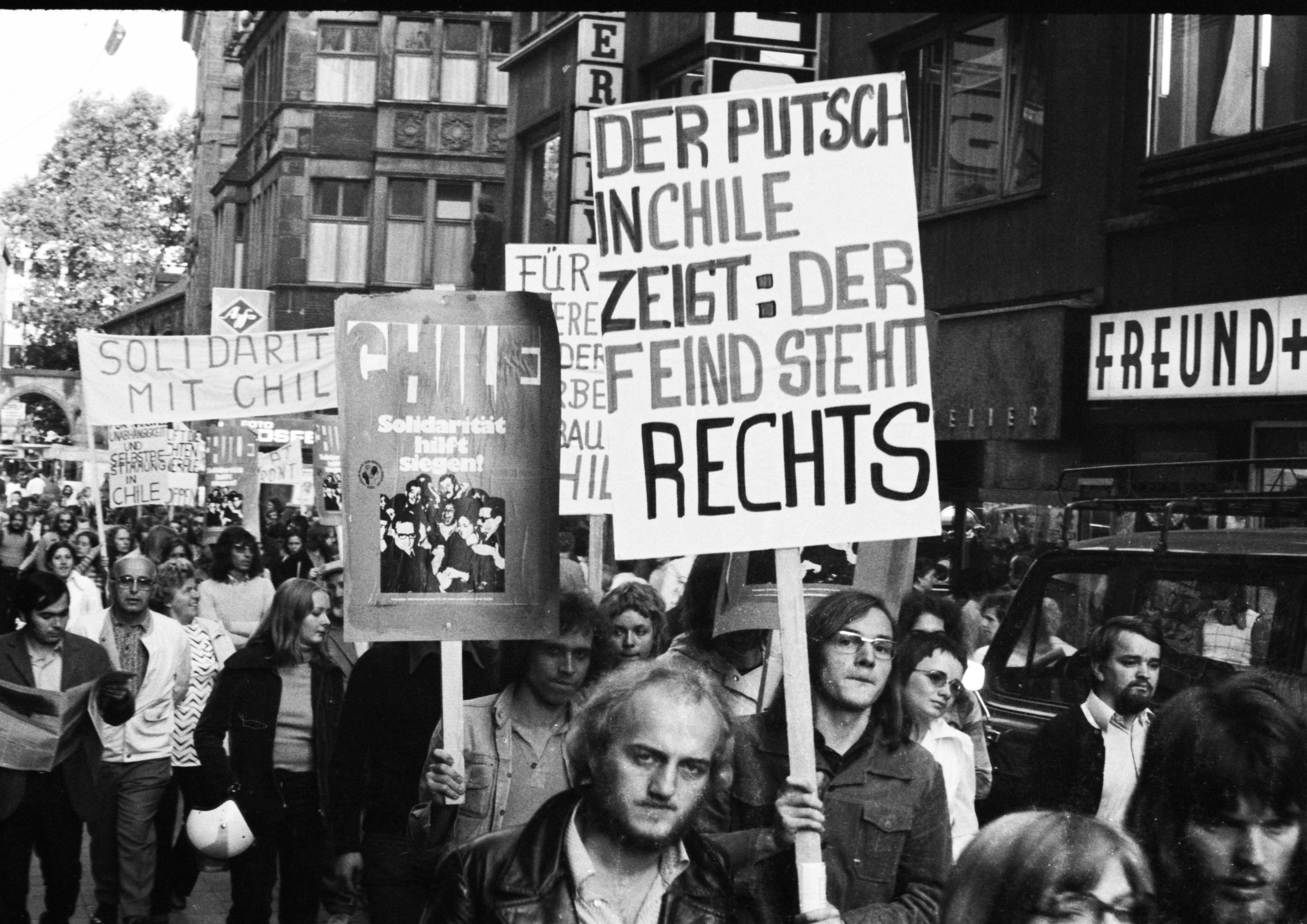 Der Feind steht rechts: Der Militärputsch in Chile trieb im September 1973 auch die Menschen in Deutschland (wie hier in Dortmund) auf die Straße.