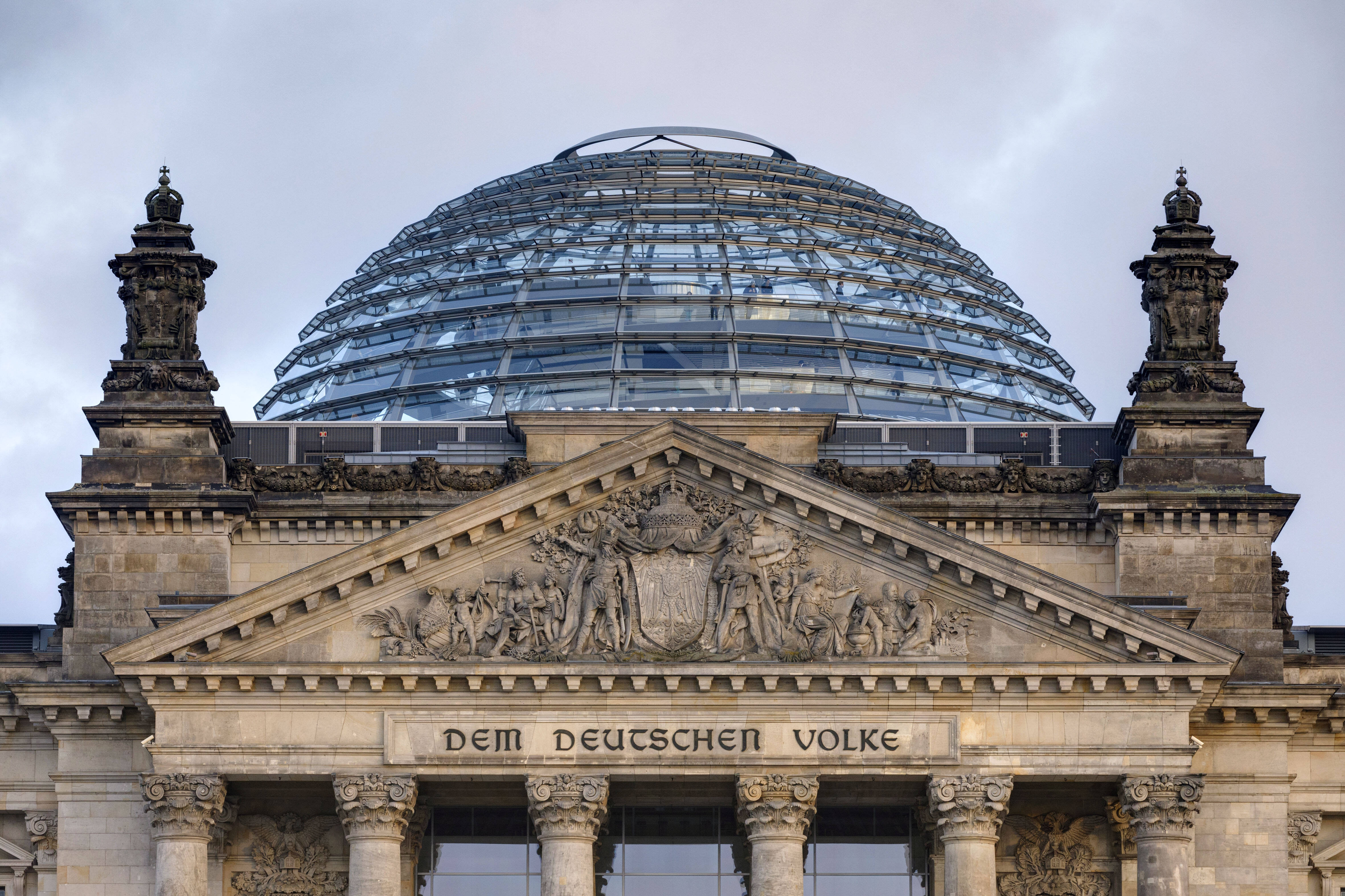 Das Reichstagsgebäude ist der Sitz des Bundestags, dem demokratisch gewählten Parlament der Bundesrepublik Deutschland.