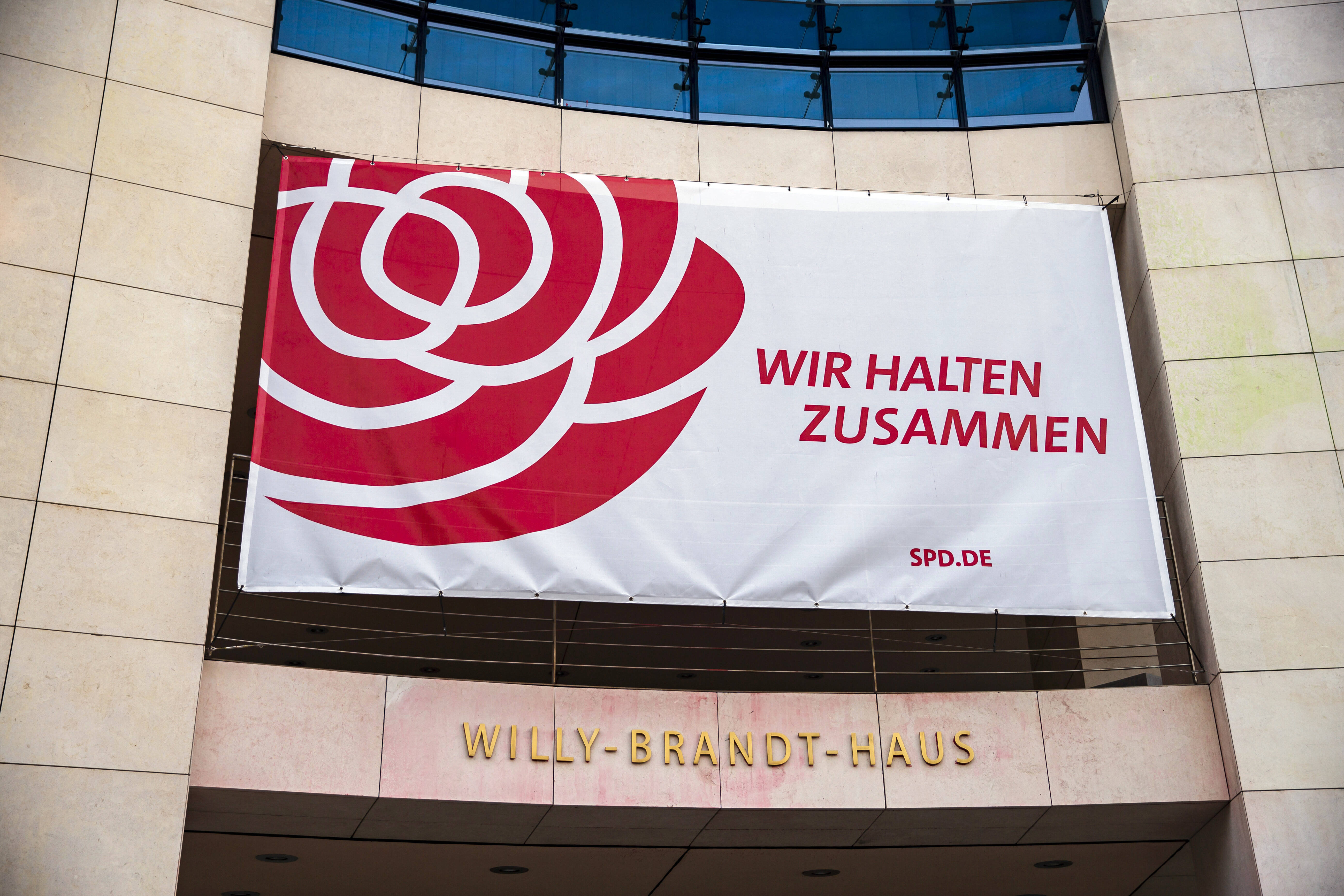 Die SPD setzt auf Solidarität – besonders in der Coronakrise: Banner am Willy-Brandt-Haus in Berlin.