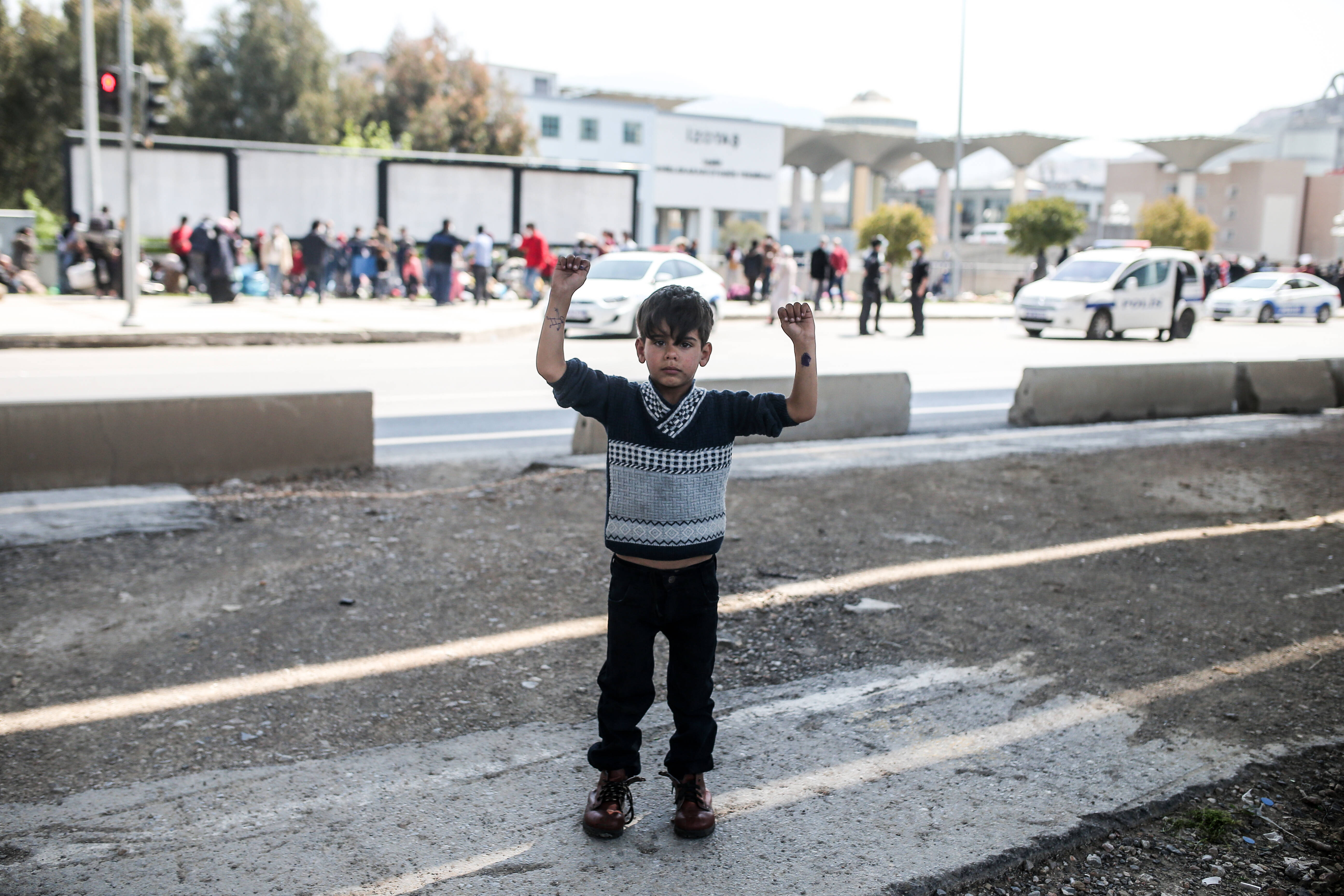 Ein syrischer Junge am Busterminal in Izmir: Die Corona-Pandemie verschlimmerte die Situation vieler Geflüchteter in der Türkei.