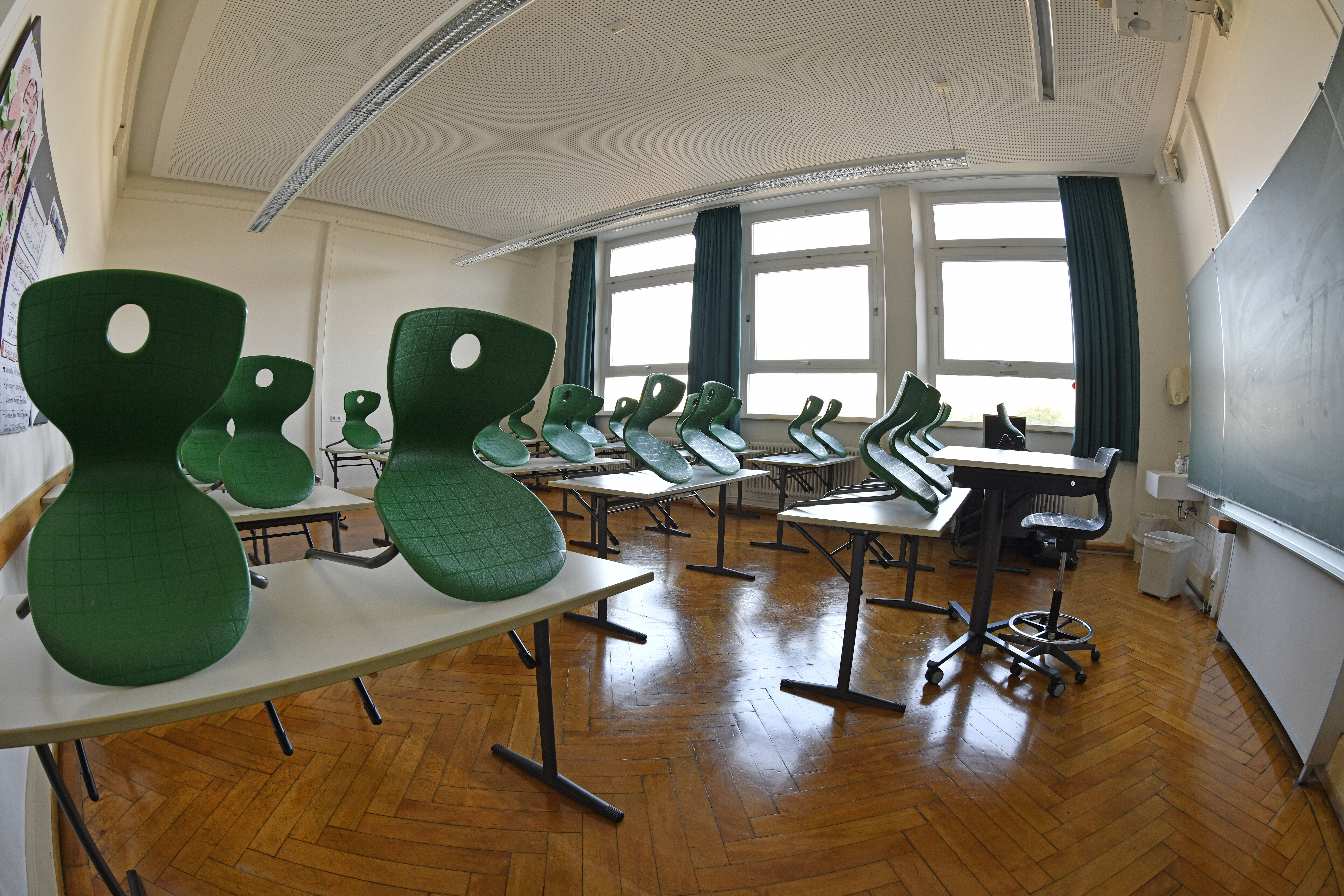 An erster Stelle steht für uns der Infektionsschutz. Schüler*innen und Lehrer*innen sollte keinen unkalkulierbaren Risiko ausgesetzt werden, sagt Niko Neuhöfer, Bundeskoordinator der Juso-Schüler*innen und Auszubildenden, zum Schulstart in der Corona-Pand