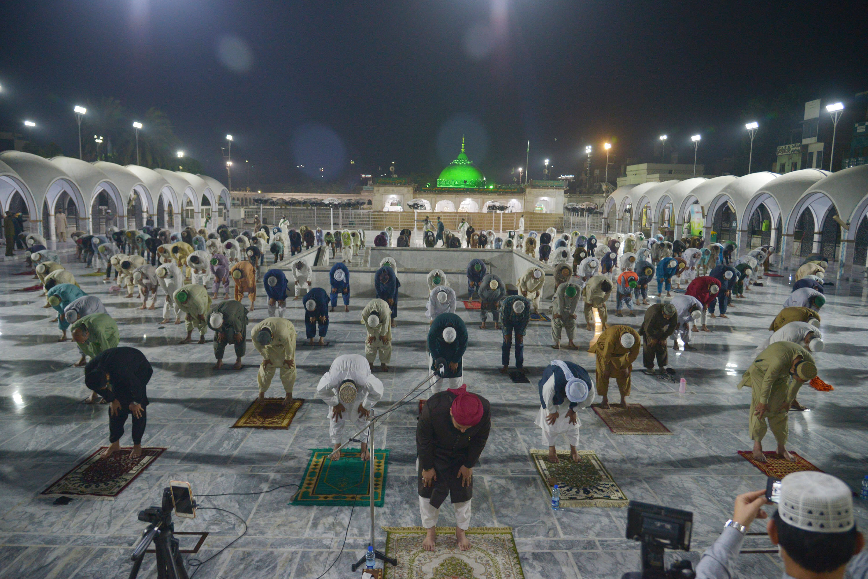 In Pakistan dürfen Massengebete weiterhin stattfinden – wie hier in Lahore.