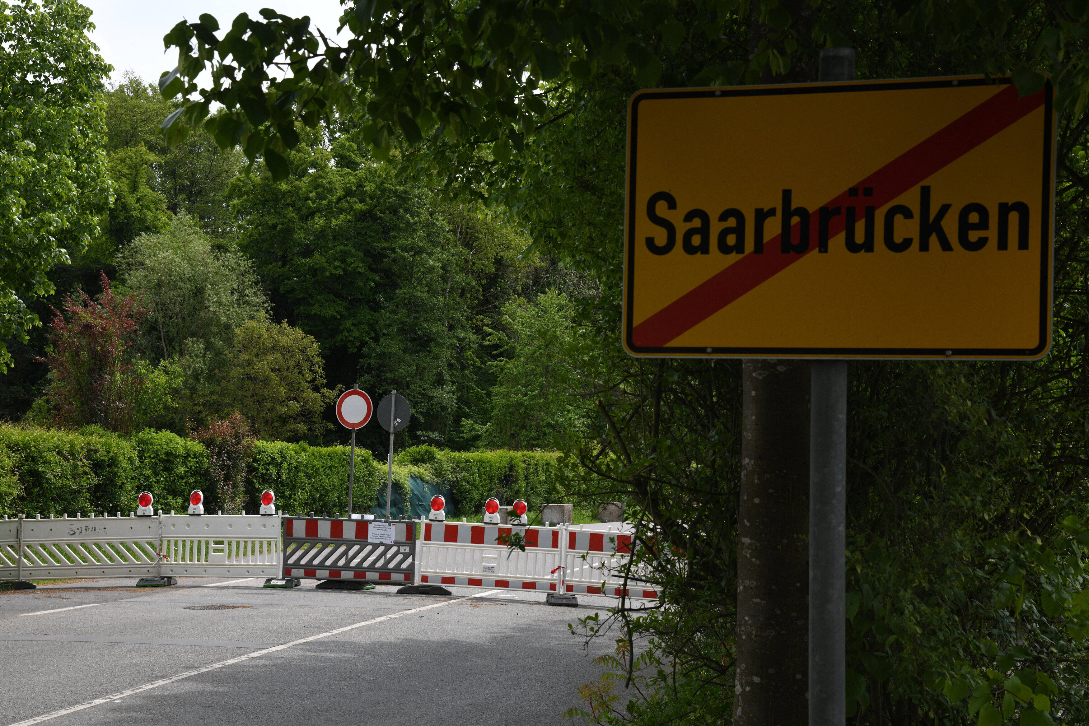 Kein Übergang: Die Grenzen zwischen Frankreich und Deutschland, hier ist an der Grenze Saarbrücken/Güdingen, ist wegen der Corona-Pandemie gesperrt.