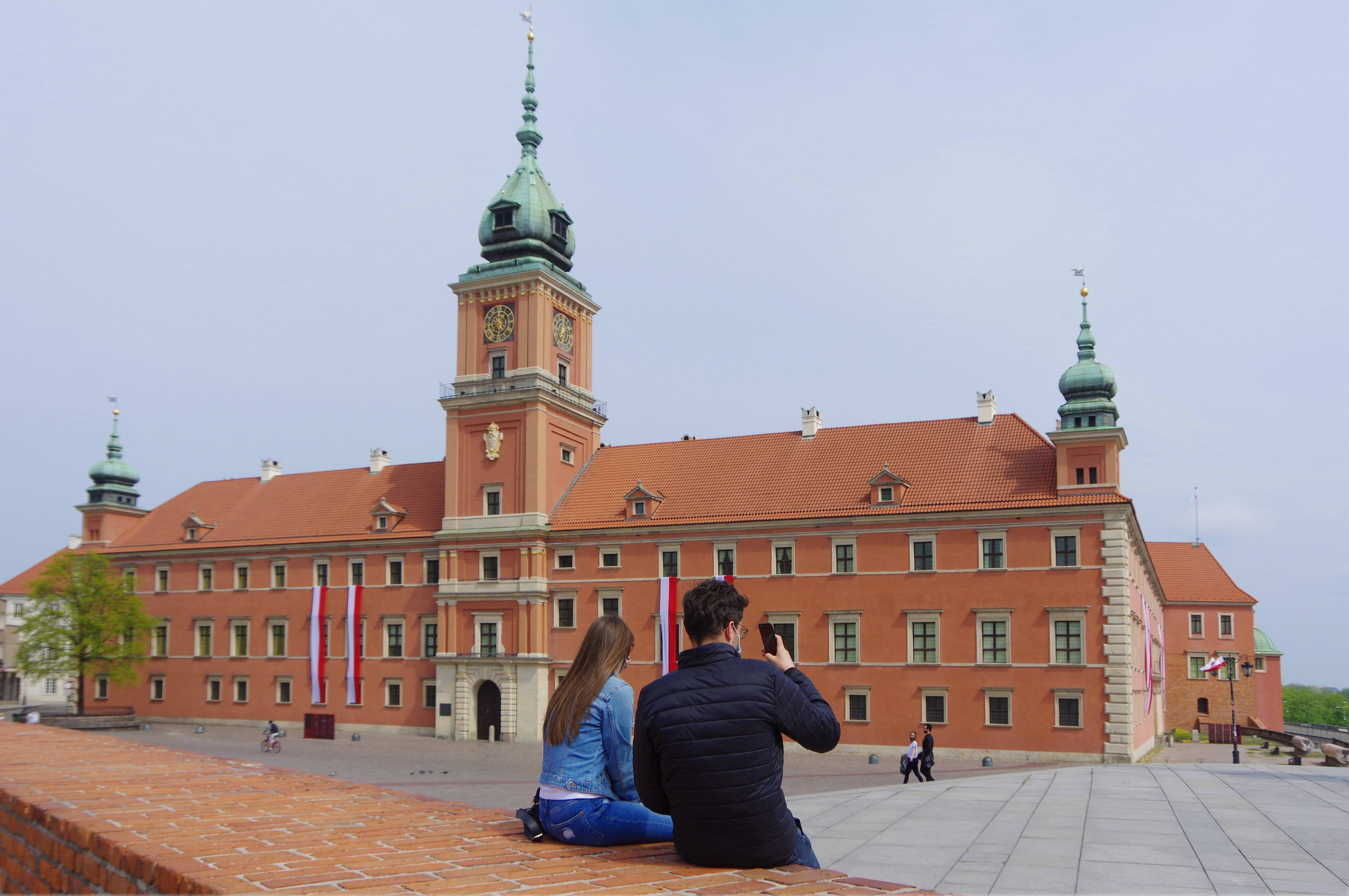 Die Erinnerung an die Geschichte spielt in Polen eine große Rolle: Eines der symbolträchtigsten Gebäude dafür ist das nach dem Zweiten Weltkrieg komplett wiederaufgebaute Königsschloss in Warschau.