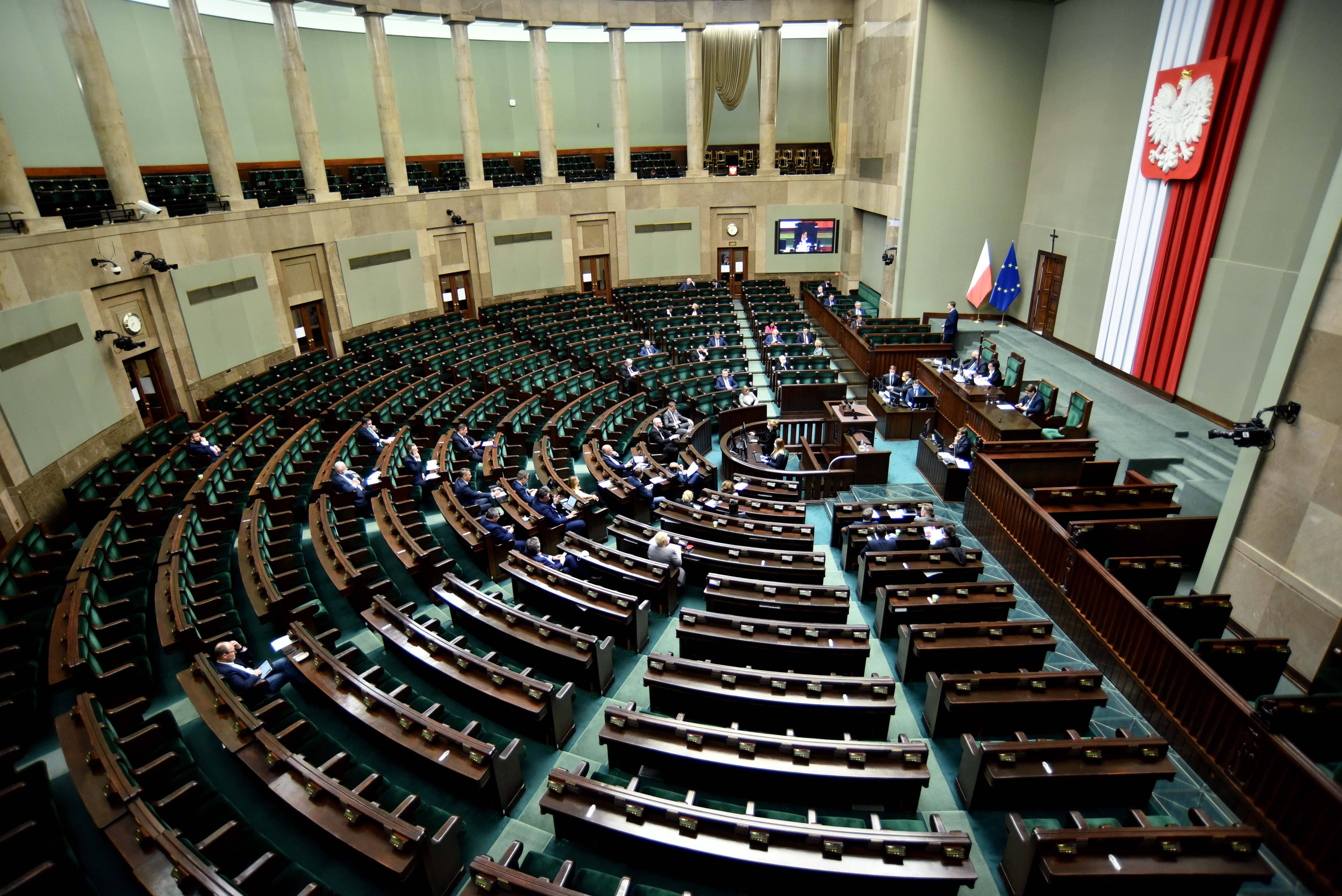 Leere Bänke: Auch im polnischen Parlament gilt in der Corona-Pandemie ein Abstandsgebot. Ein Teil der Parlamentarier trägt einen Mund-Nasen-Schutz.