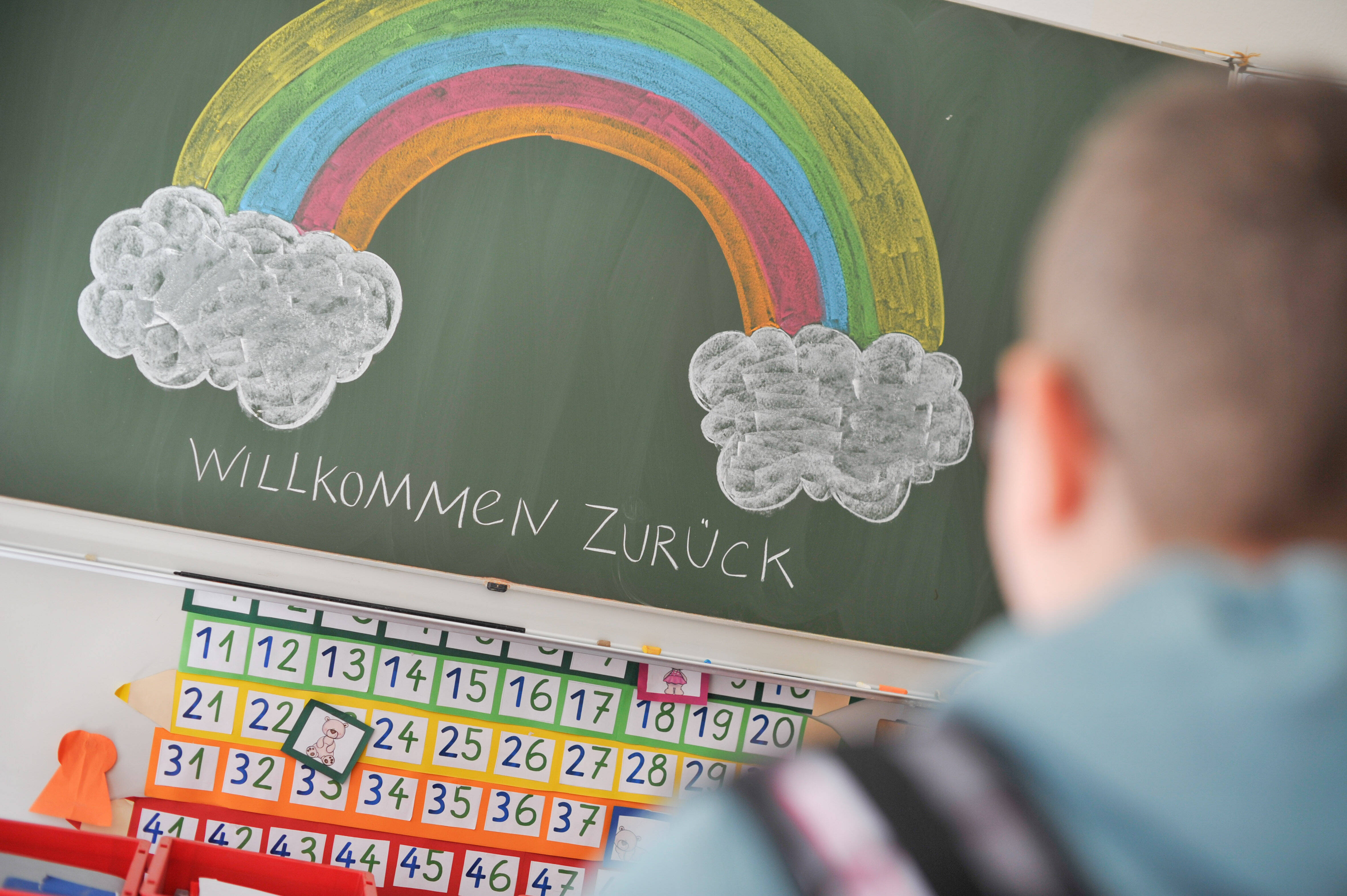 Zurück auf die Schulbank: Damit Schule unter Corona-Bedingungen funktioniert, braucht es ein paar Voraussetzungen.