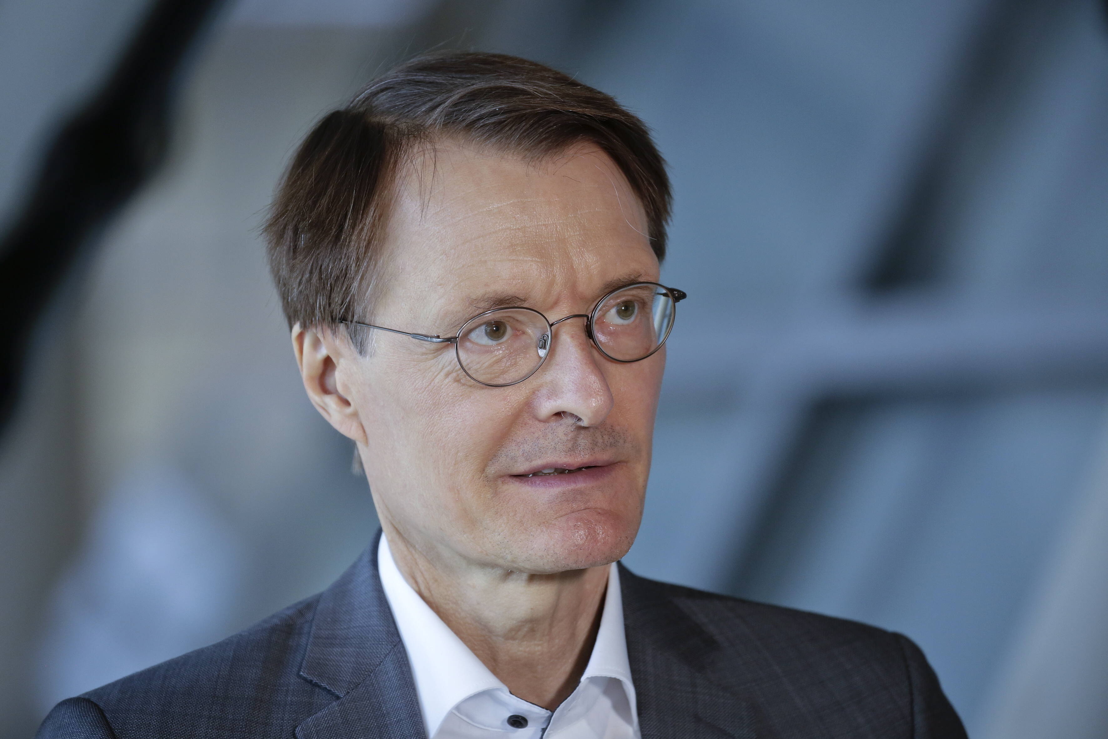 SPD-Gesundheitsexperte Lauterbach: Wir können einen Rückfall mit möglicherweise gefährlichen Mutationen des Virus nicht riskieren.