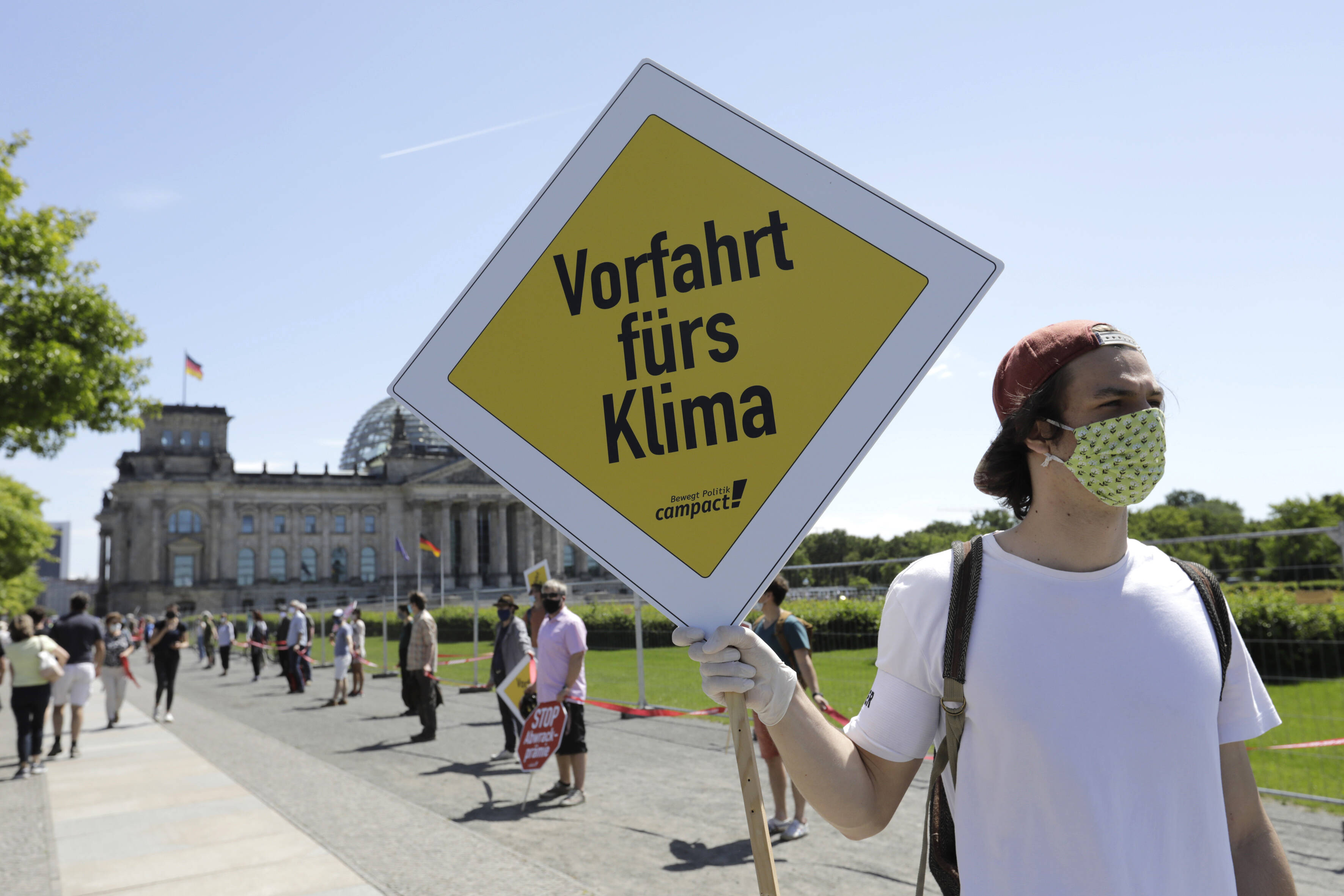 Aktivist*innen demonstrierten am 2. Juni vor dem Reichstag für ein klimafreundliches Konjunkturpaket.