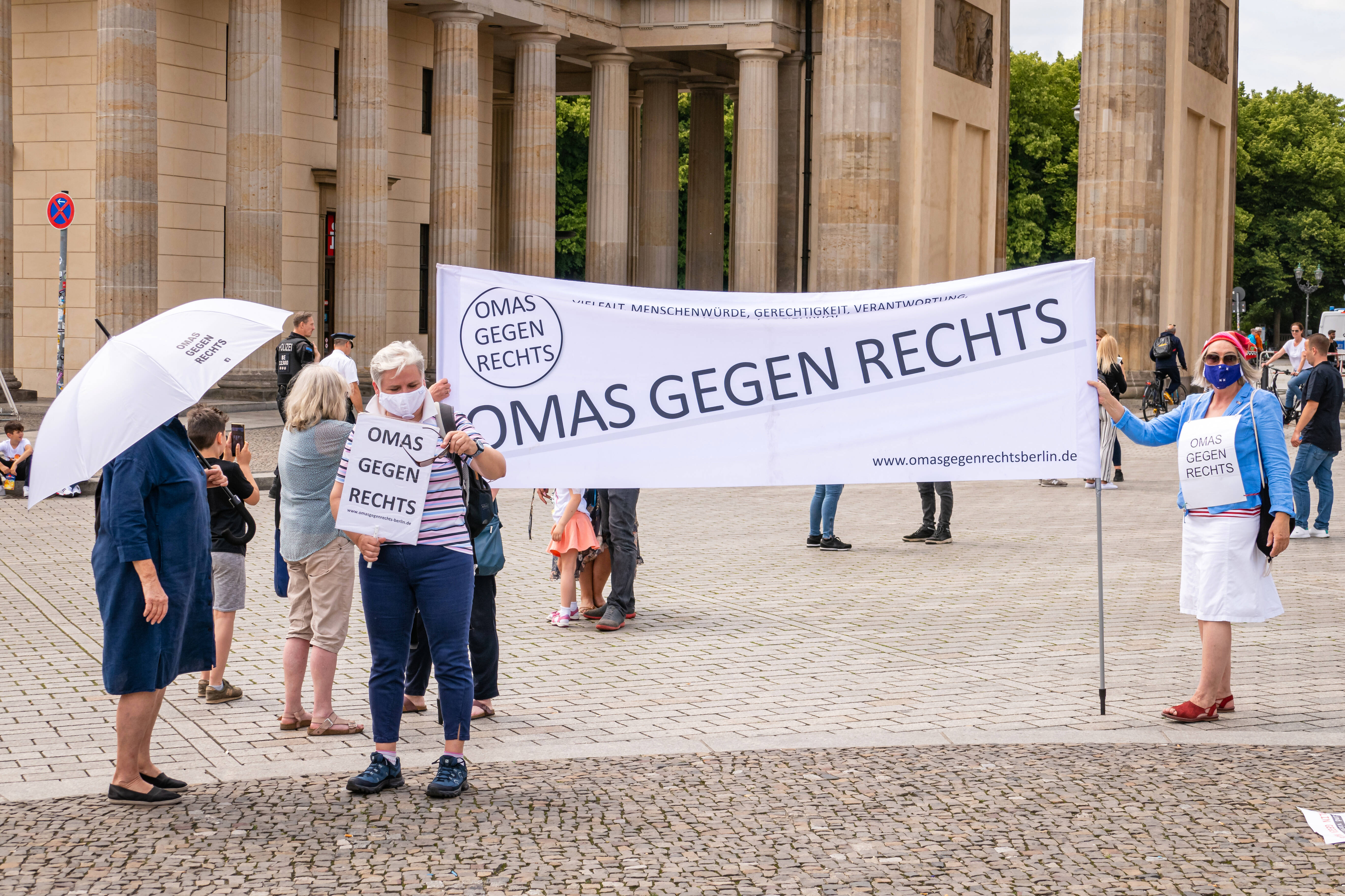 Wir wollen einen Kontrapunkt setzen: Für Samstag rufen die „Omas gegen Rechts“ zu einer Gegenkundgebung gegen die Demo der Corona-Leugner*innen in Berlin auf.