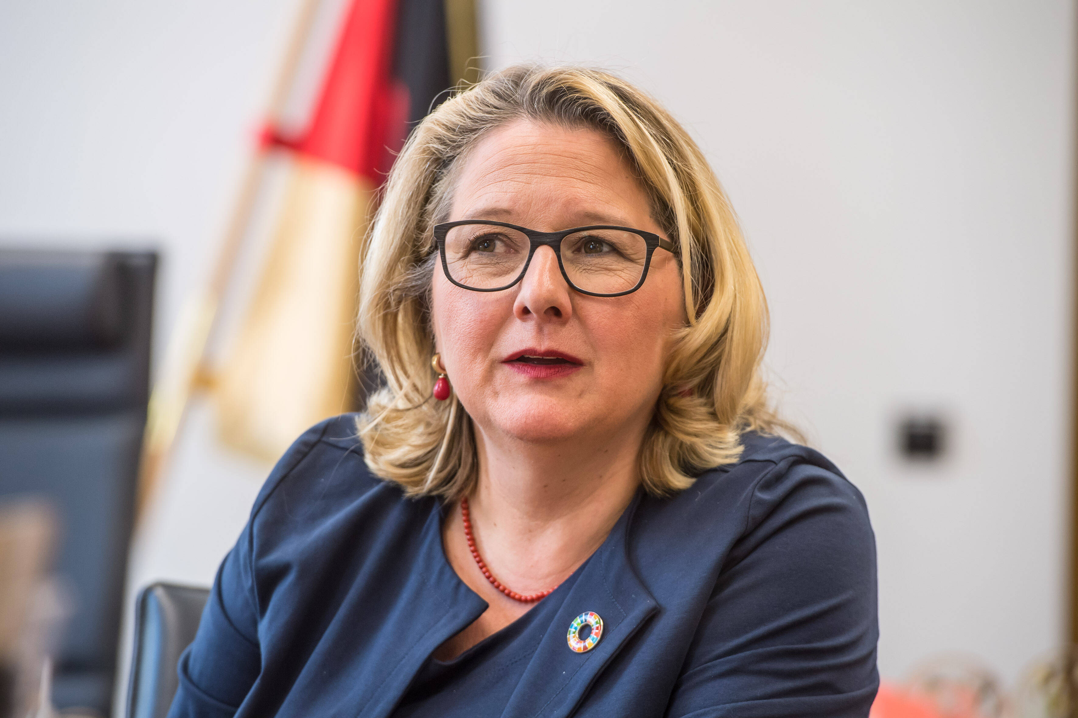Bundesumweltministerin Svenja Schulze: Um das Klima effektiv zu schützen, müssen Ziele mit wirk­samen und sozialverträglichen Maßnahmen unterlegt werden.