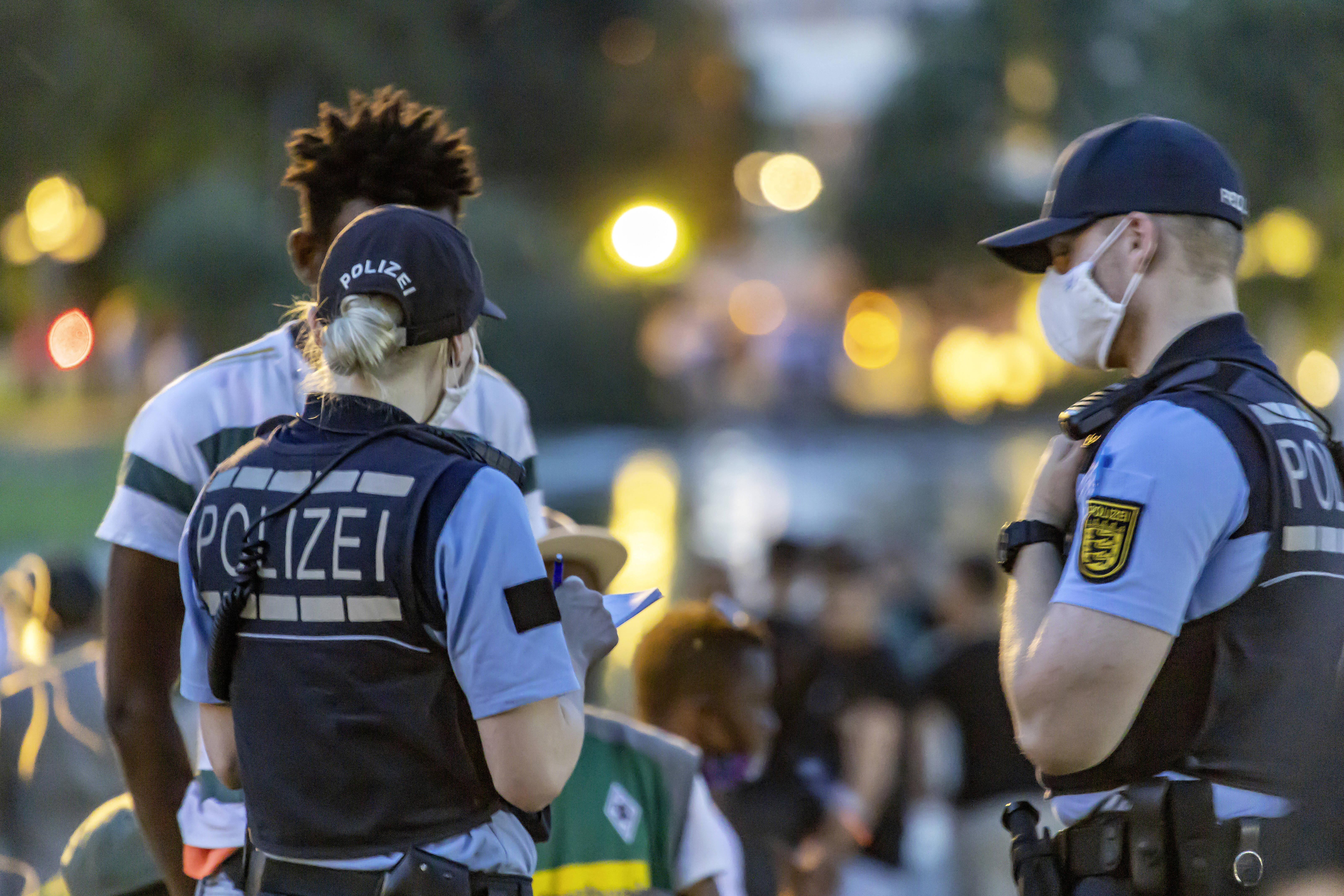 Einsatzkräfte der Polizei bei einer Kontrolle in Stuttgart im Juni 2020.