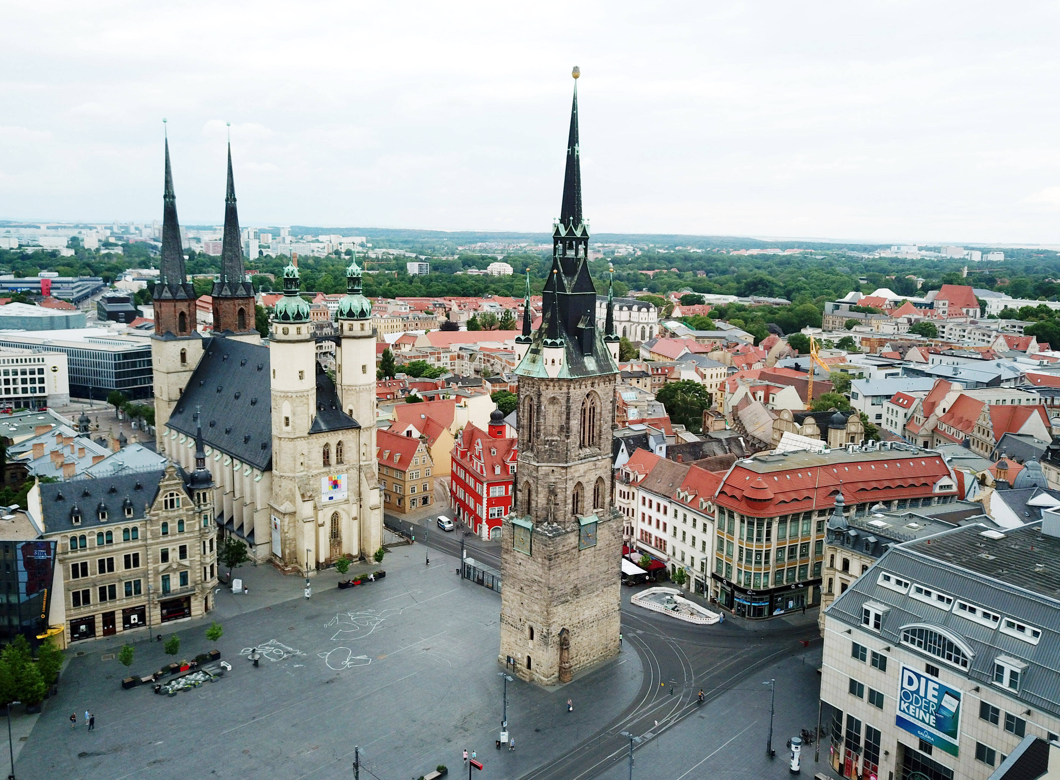 Marktplatz von Halle in Sachsen-Anhalt: Auch 30 Jahre nach der Wiedervereinigung sind die Herausforderungen in Ostdeutschland zum Teil immer noch andere als im Westen.