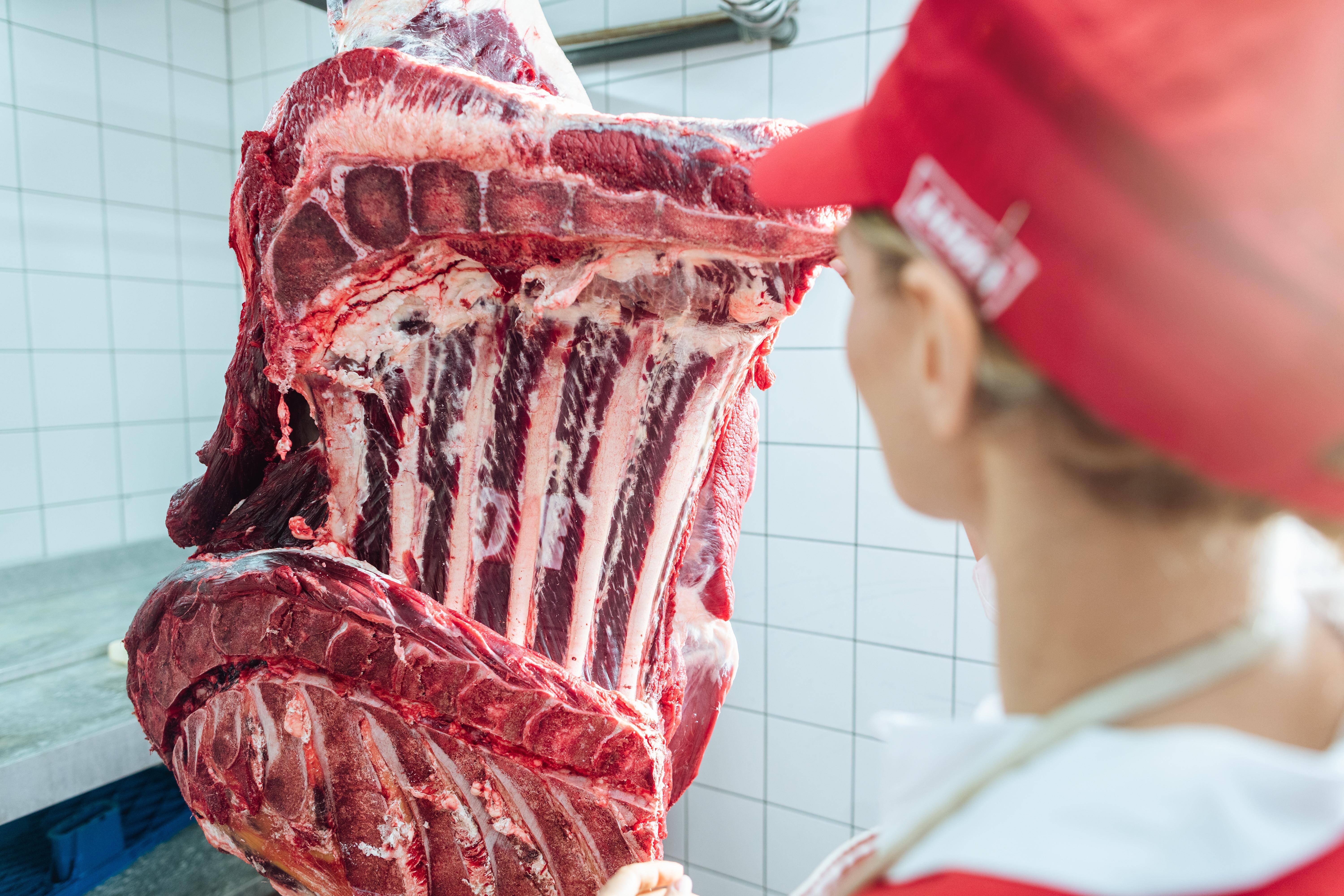Erinnerungen an vorindustrielle Zeiten: Mit dem Arbeitsschutzkontrollgesetz werden die Arbeitsbedingungen in der Fleischindustrie endlich verbessert.