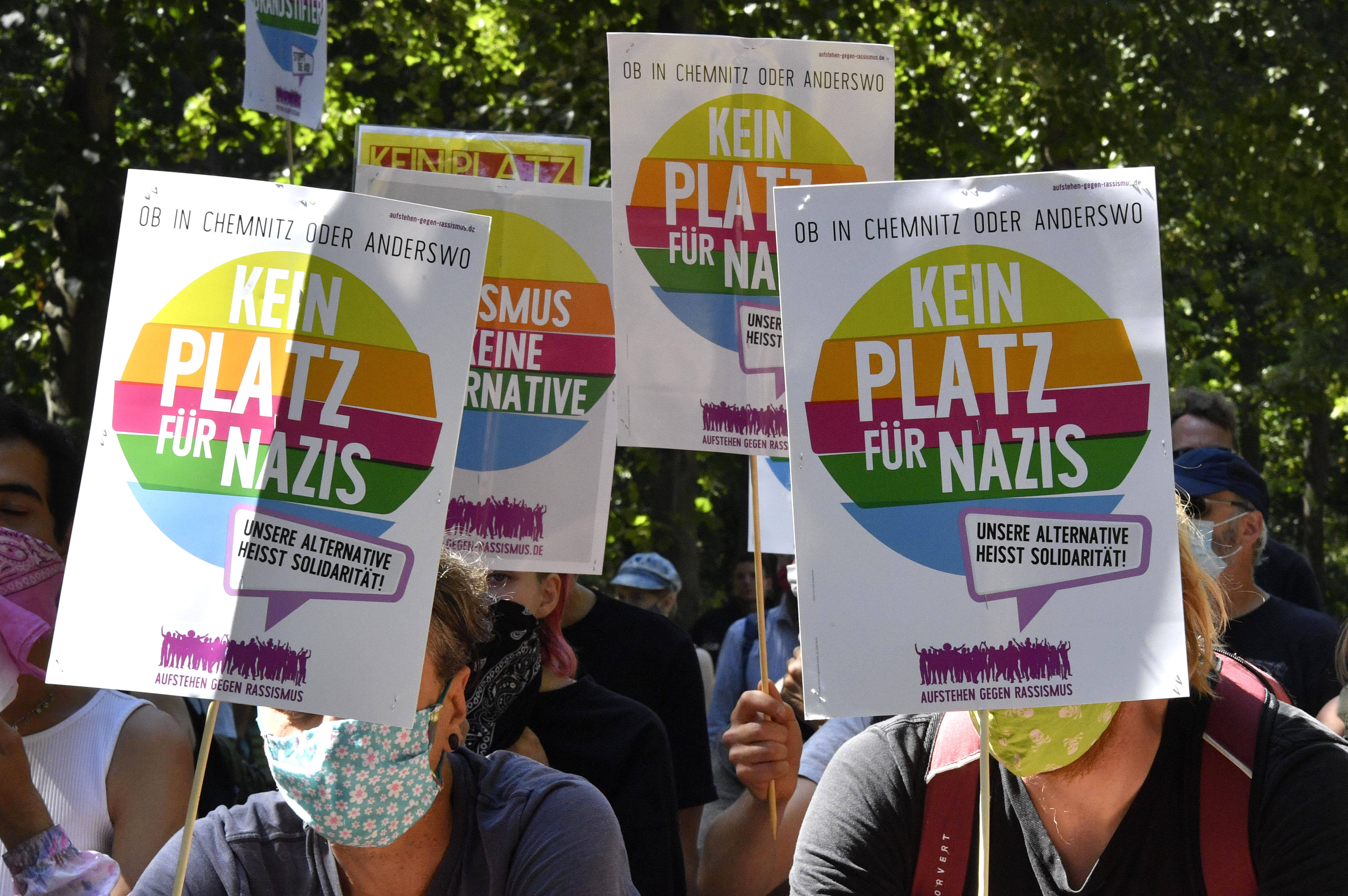Kein Platz für Nazis: Am Mittwoch tagt der Kabinettsausschuss der Bundesregierung zur Bekämpfung von Rechtsextremismus und Rassismus. Die SPD fordert Konsequenzen aus den Ereignissen am Reichstag vom Wochenende.