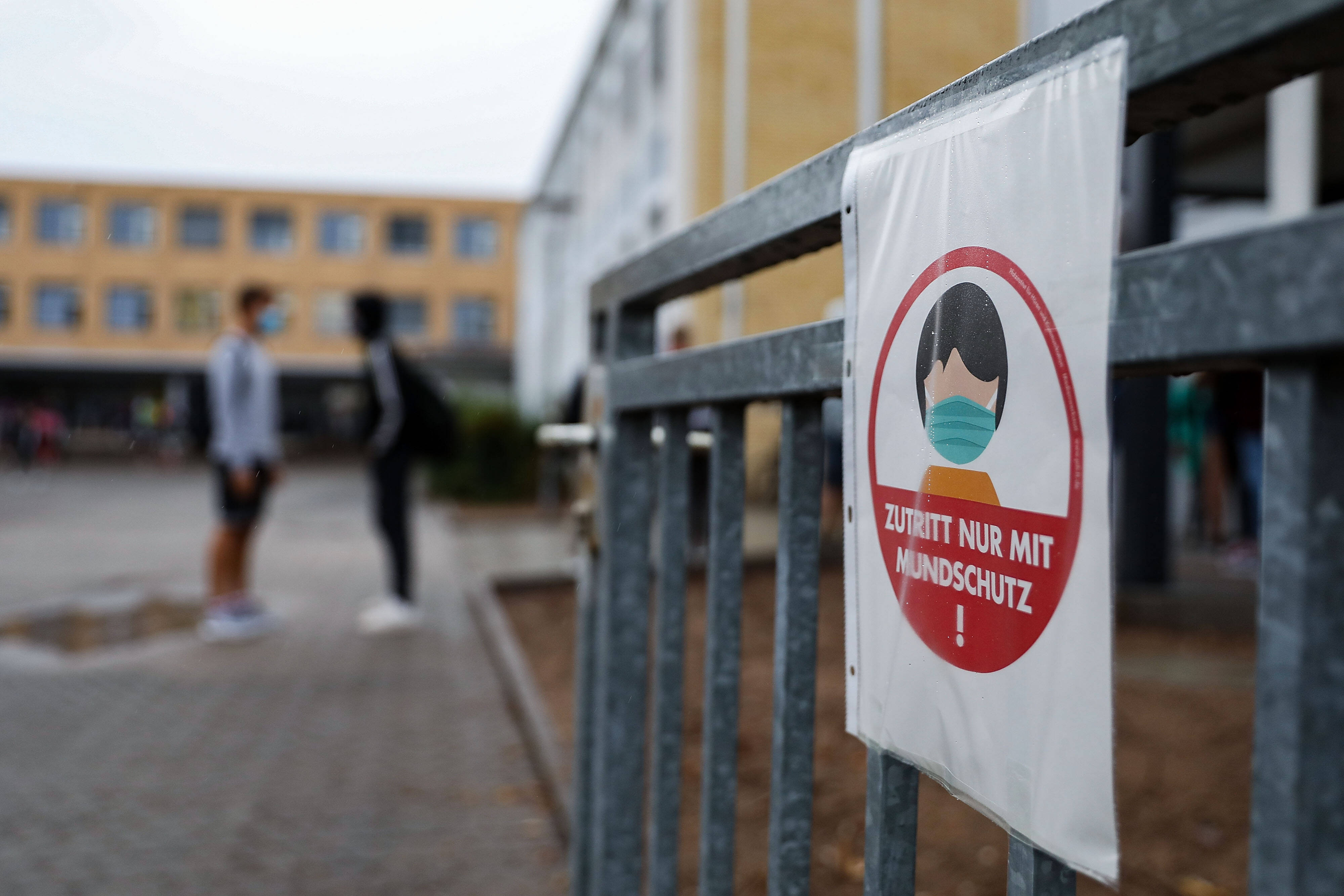 Es ist vollkommen klar, dass wir Corona nicht vollständig aus den Schulen werden heraushalten können, sagt die Präsidentin der Kultusministerkonferenz Stefanie Hubig.