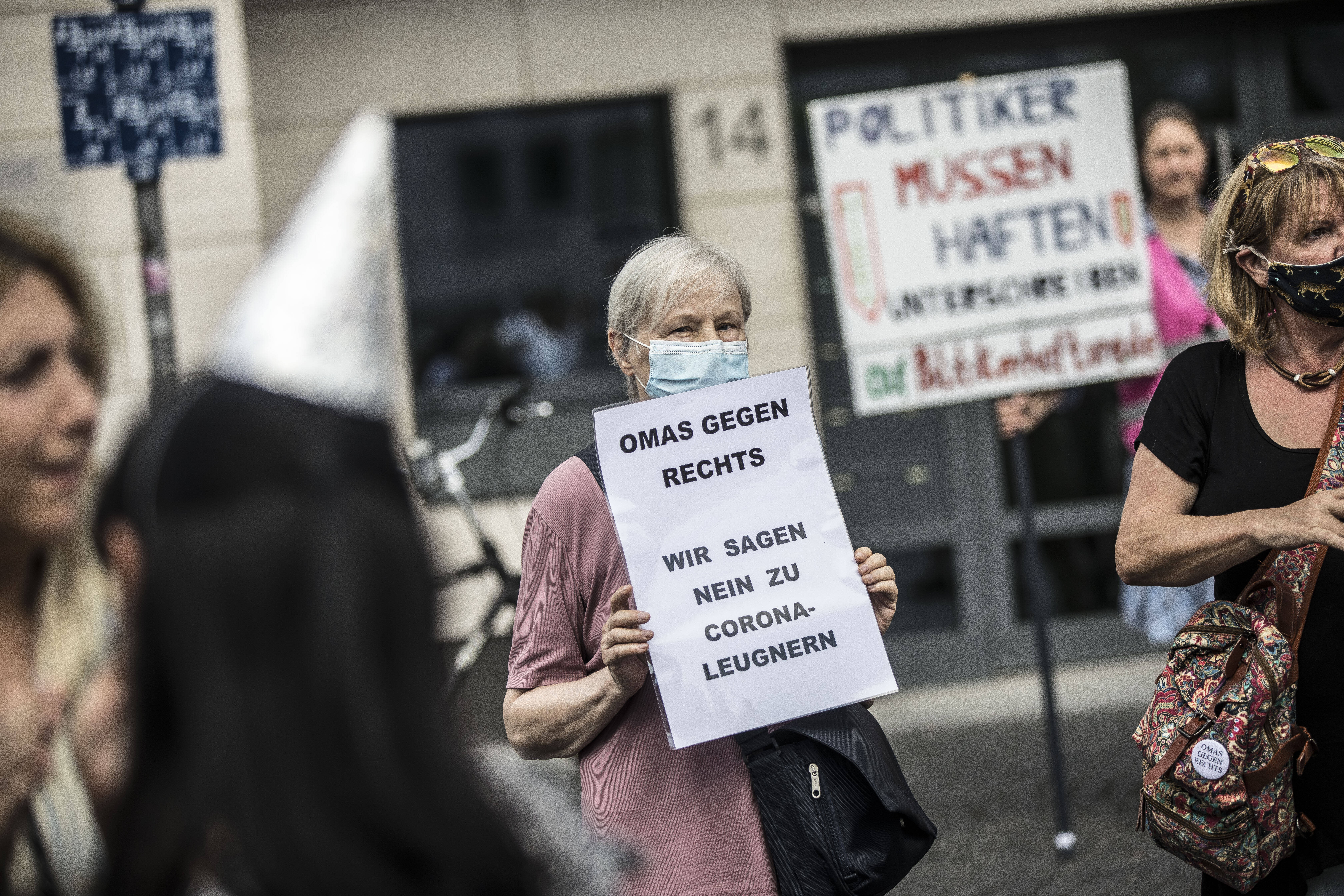 Farbe bekennen auch gegen Corona-Leugner*innen: Die „Omas gegen Rechts“ setzen im Kampf für die Demokratie auf den direkten Kontakt und die Kraft des Arguments.