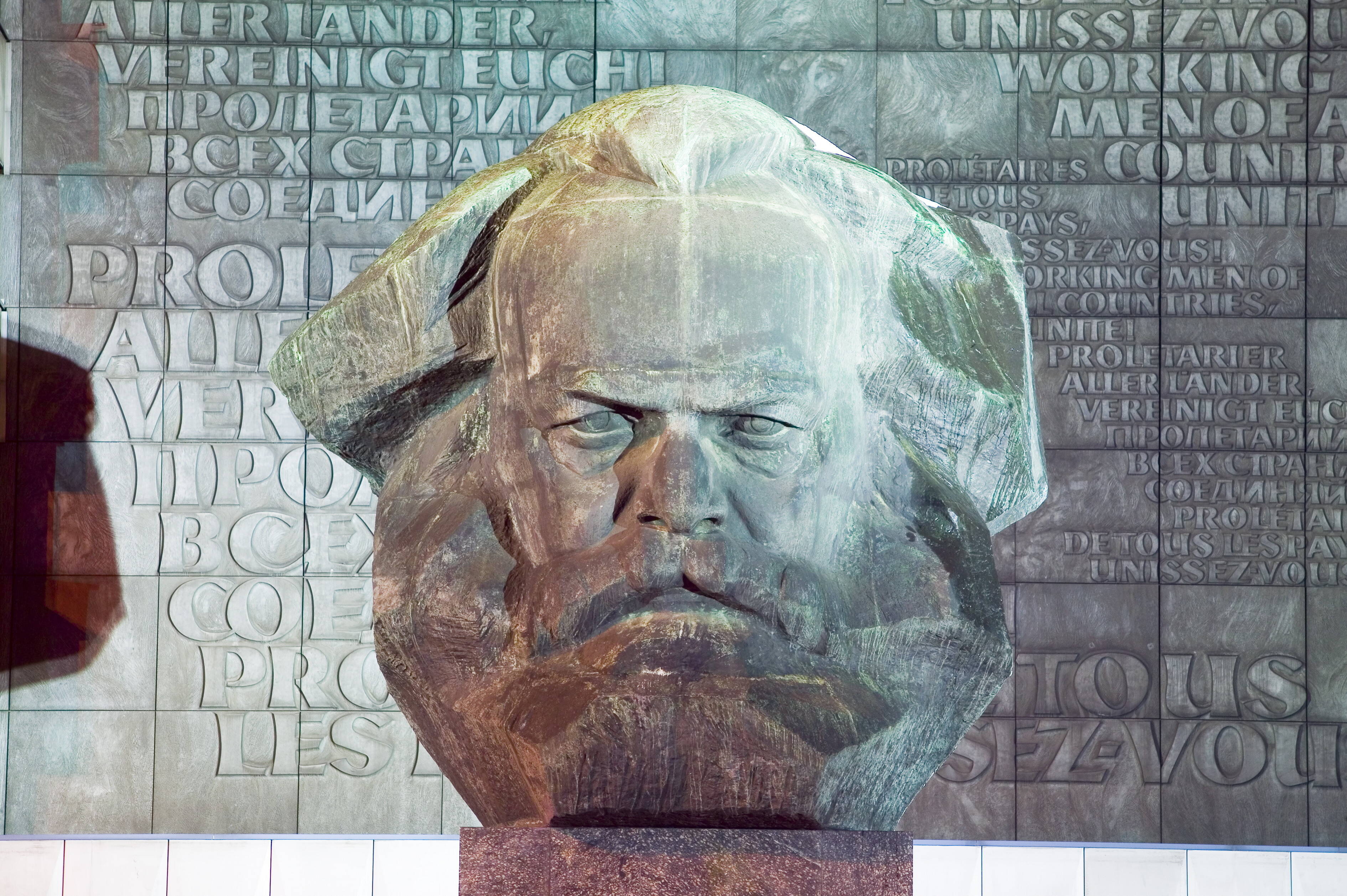 Eine Auftragsarbeit: Im Frühjahr 1848 schrieb Karl Marx gemeinsam mit Friedrich Engels das „Manifest der Kommunistischen Partei“. Heute ist es Teil seines Denkmals in Chemnitz.