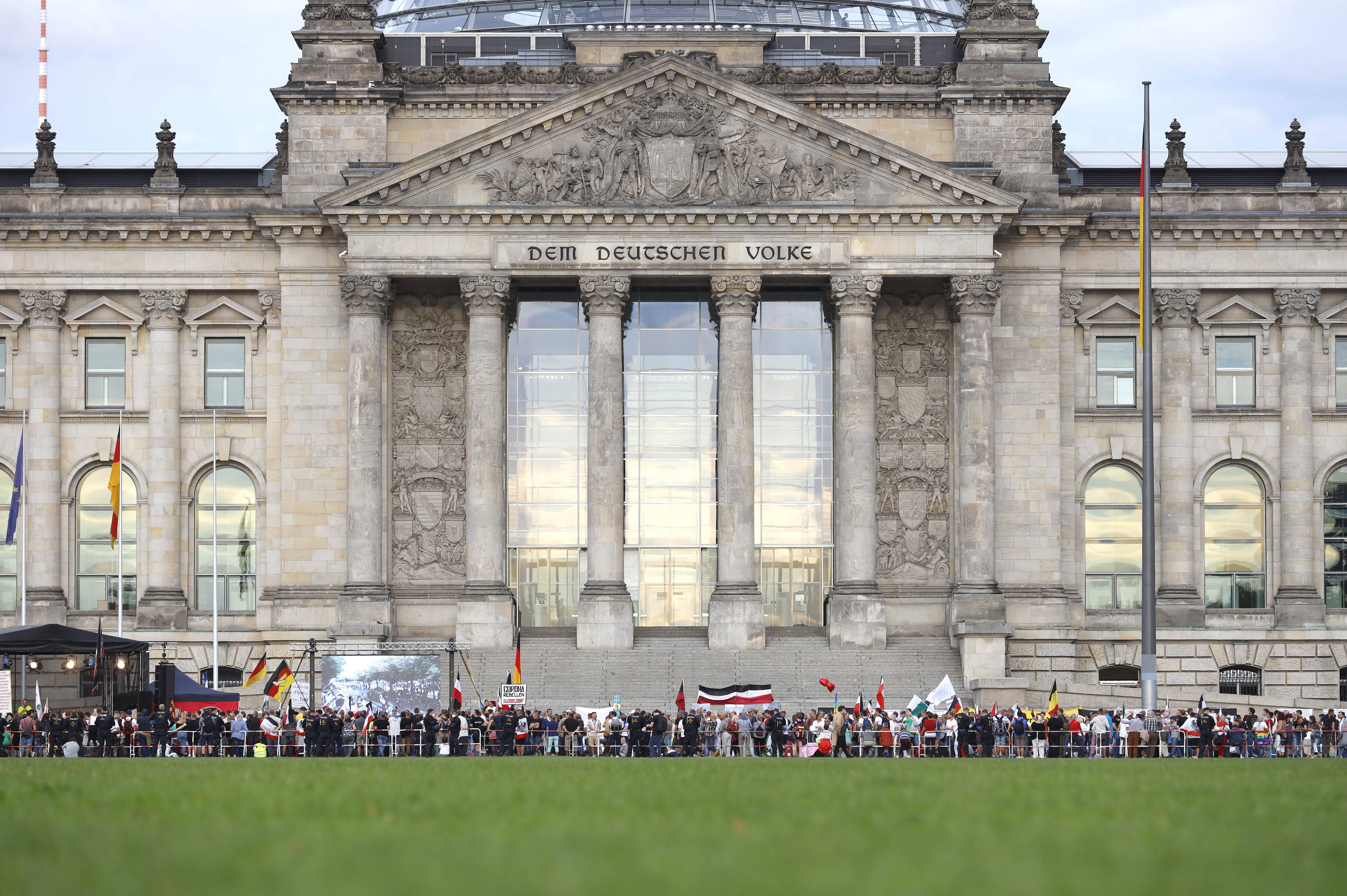 Rechtsextreme vor dem Reichtstagsgebäude am 29. August 2020: „Das Demonstrationsrecht ist kein Freibrief für die Missachtung des Parlaments und rechtsextreme Hetze.“