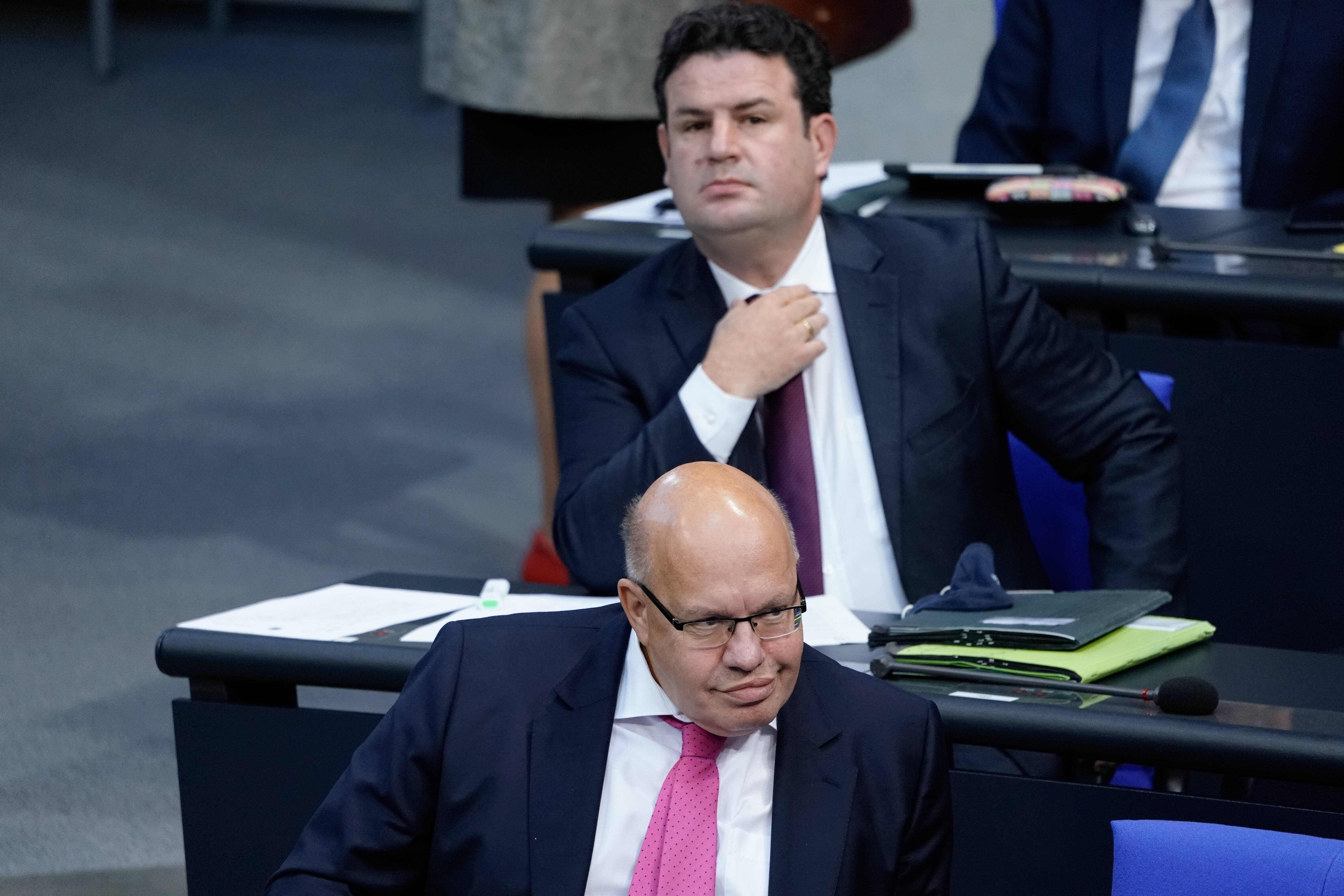 Fleischindustrie, Homeoffice, Lieferketten: Das Arbeitsministerium von Hubertus Heil (SPD, oben) hat viele Entwürfe auf den Weg gebracht – doch im Wirtschaftsministerium von Peter Altmaier (CDU) hängen die Vorlagen fest. 