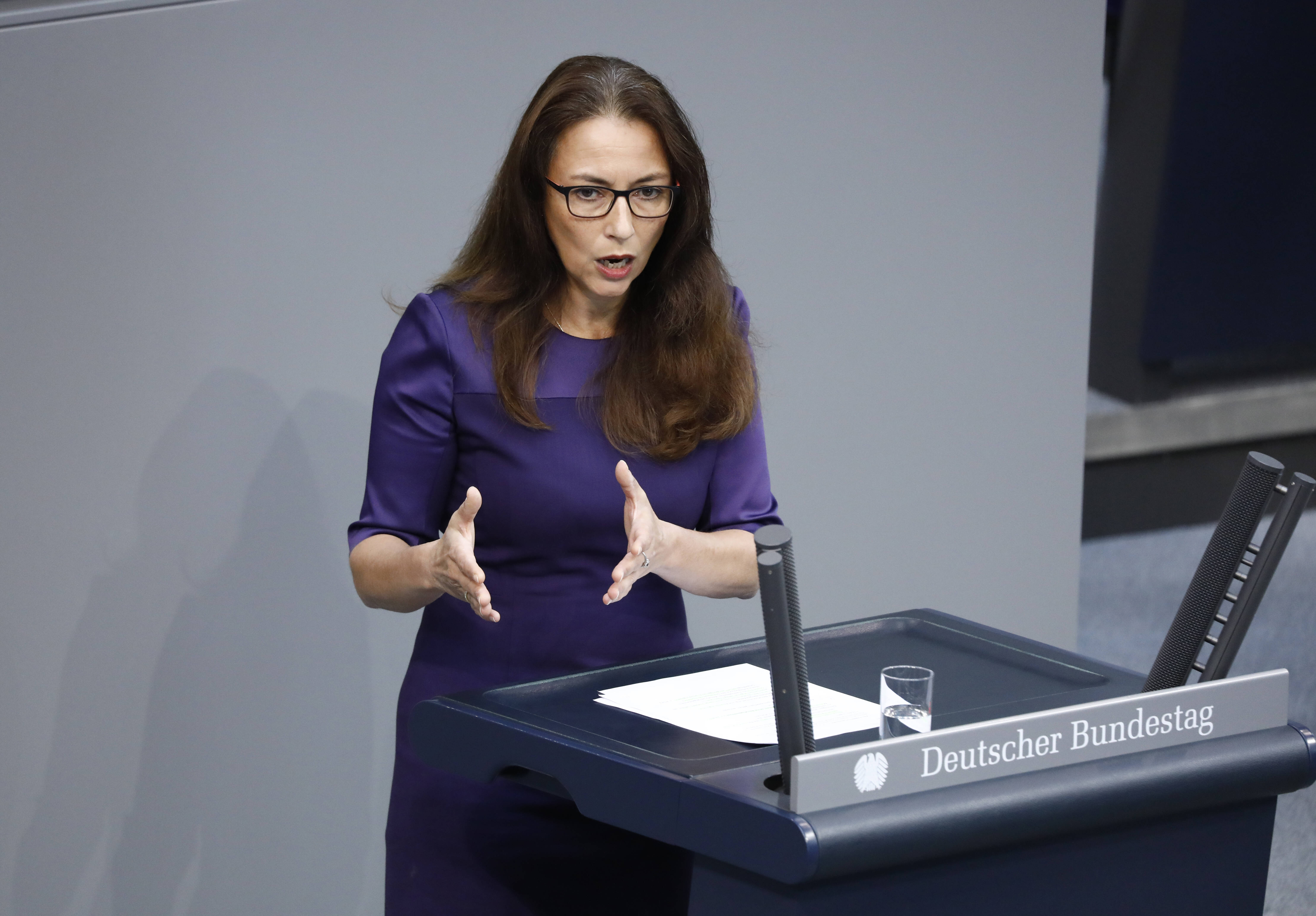 Die SPD-Abgeordnete Yasmin Fahimi bei einer Rede im Bundestag zum Thema Berufliche Bildung.