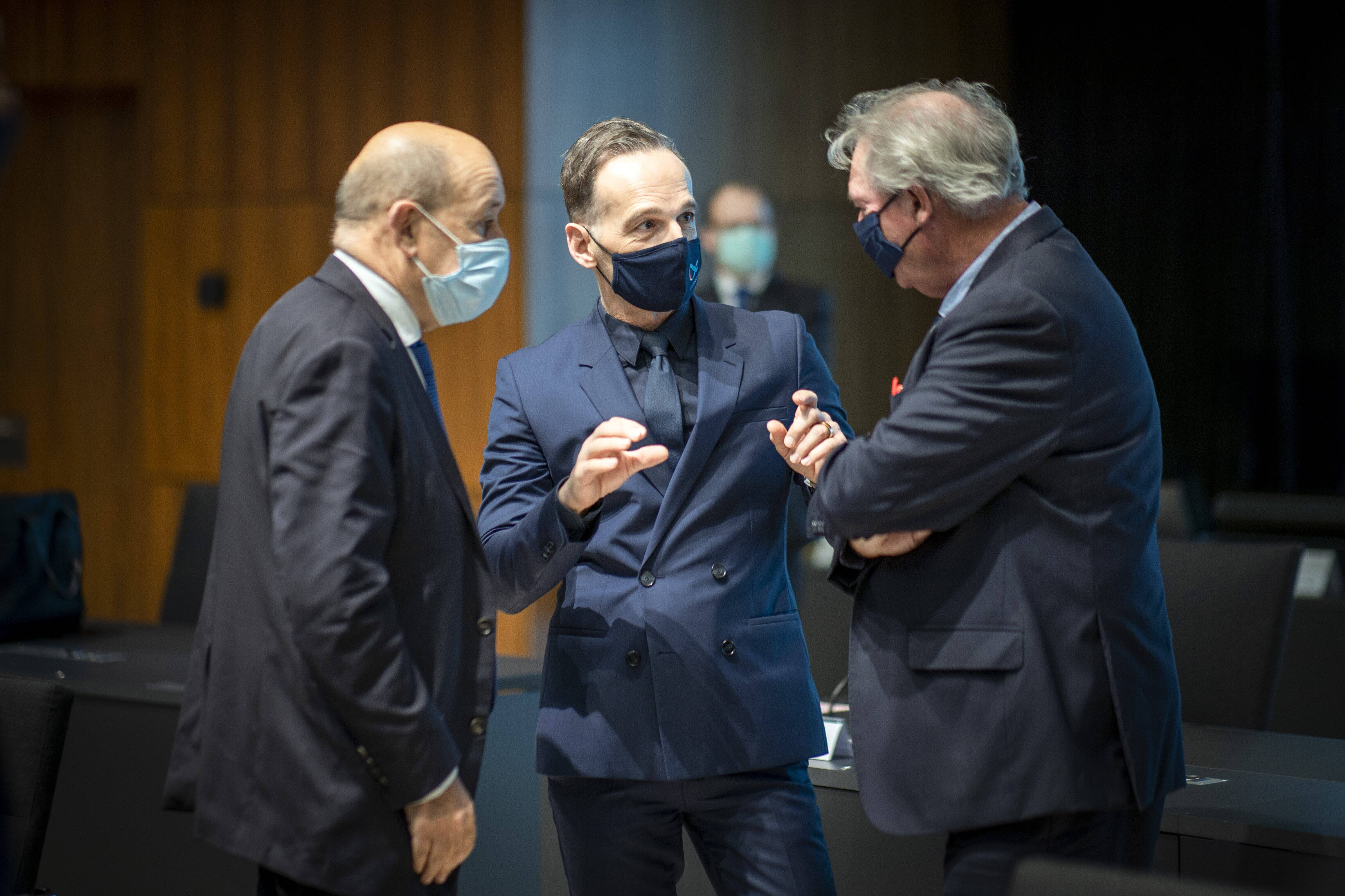 Treffen der EU-Außenminister in Luxemburg am 12.10.2020: Bundesaußenminister Heiko Maas (m) mit seinen Amtskollegen Jean-Yves Le Drian (l) aus Frankreich und Jean Asselborn (r) aus Luxemburg