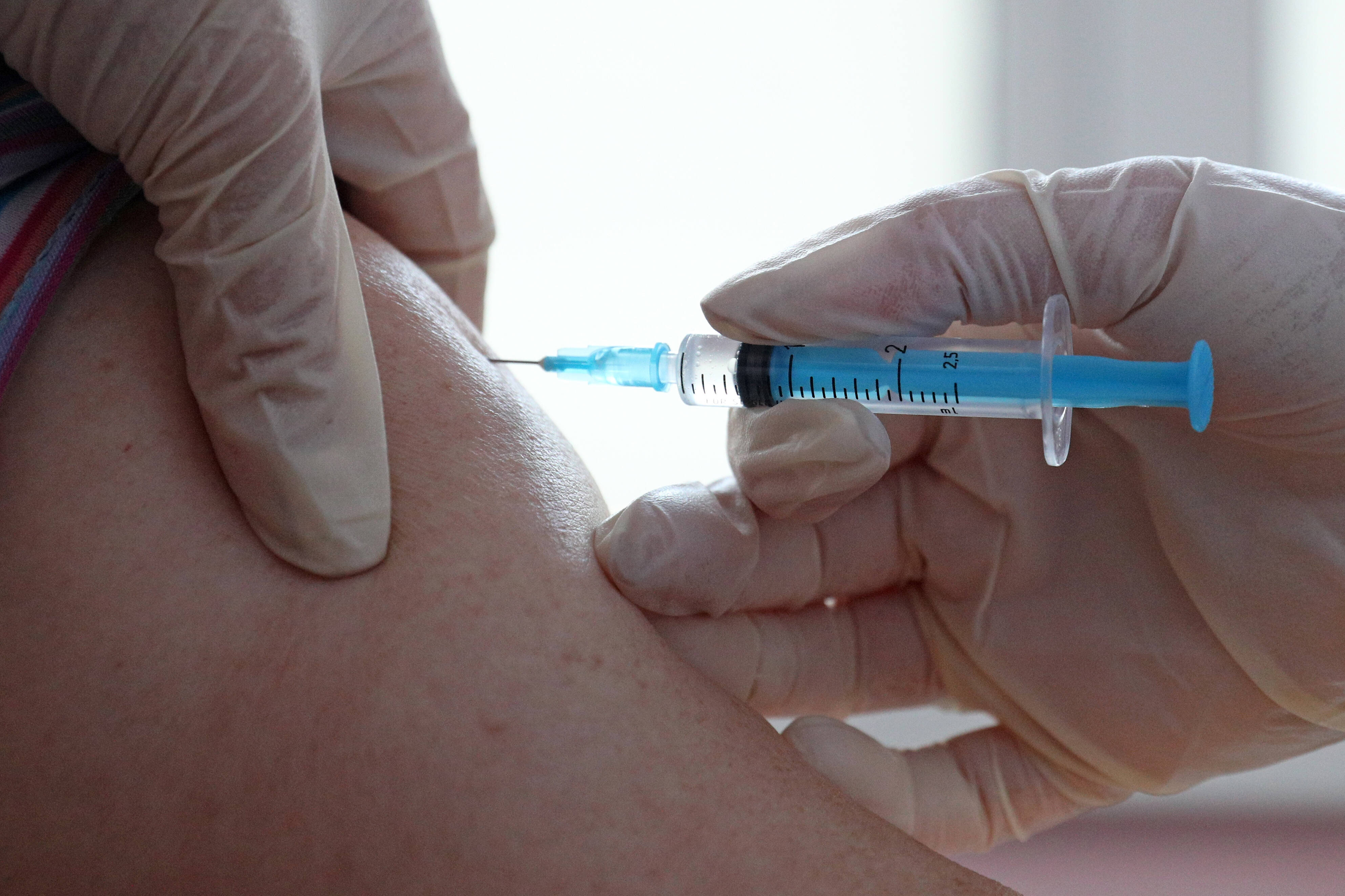 Noch ist unklar, ob auch Geimpfte das Coronavirus noch weitertragen können.