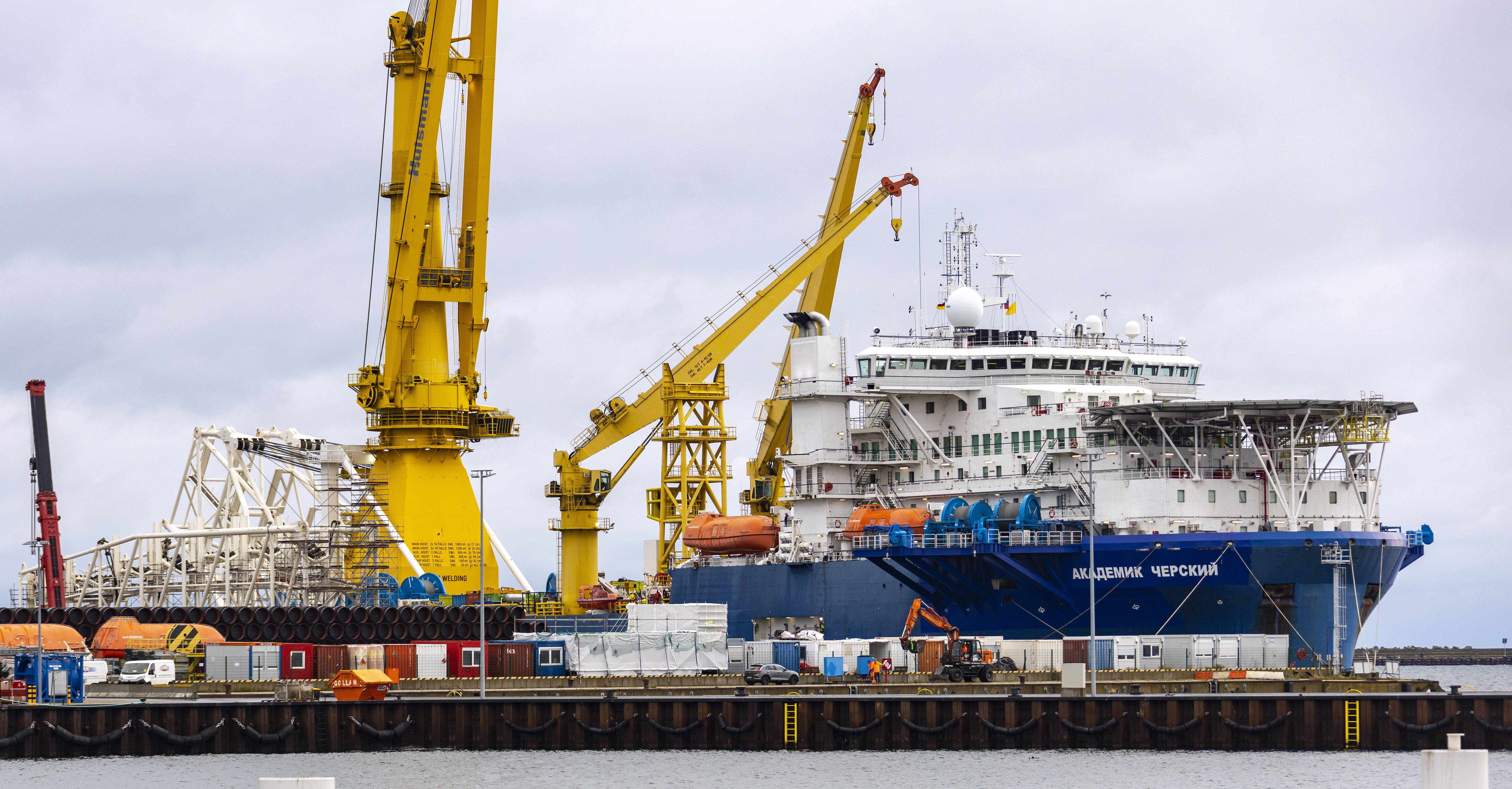 Umstrittene Arbeiten für Nord Stream 2: Das russische Pipeline-Verlegeschiff Akademik Cherskiy wird im Jahr 2020 nach einem Test im Fährhafen Mukran auf Rügen neu ausgerüstet.