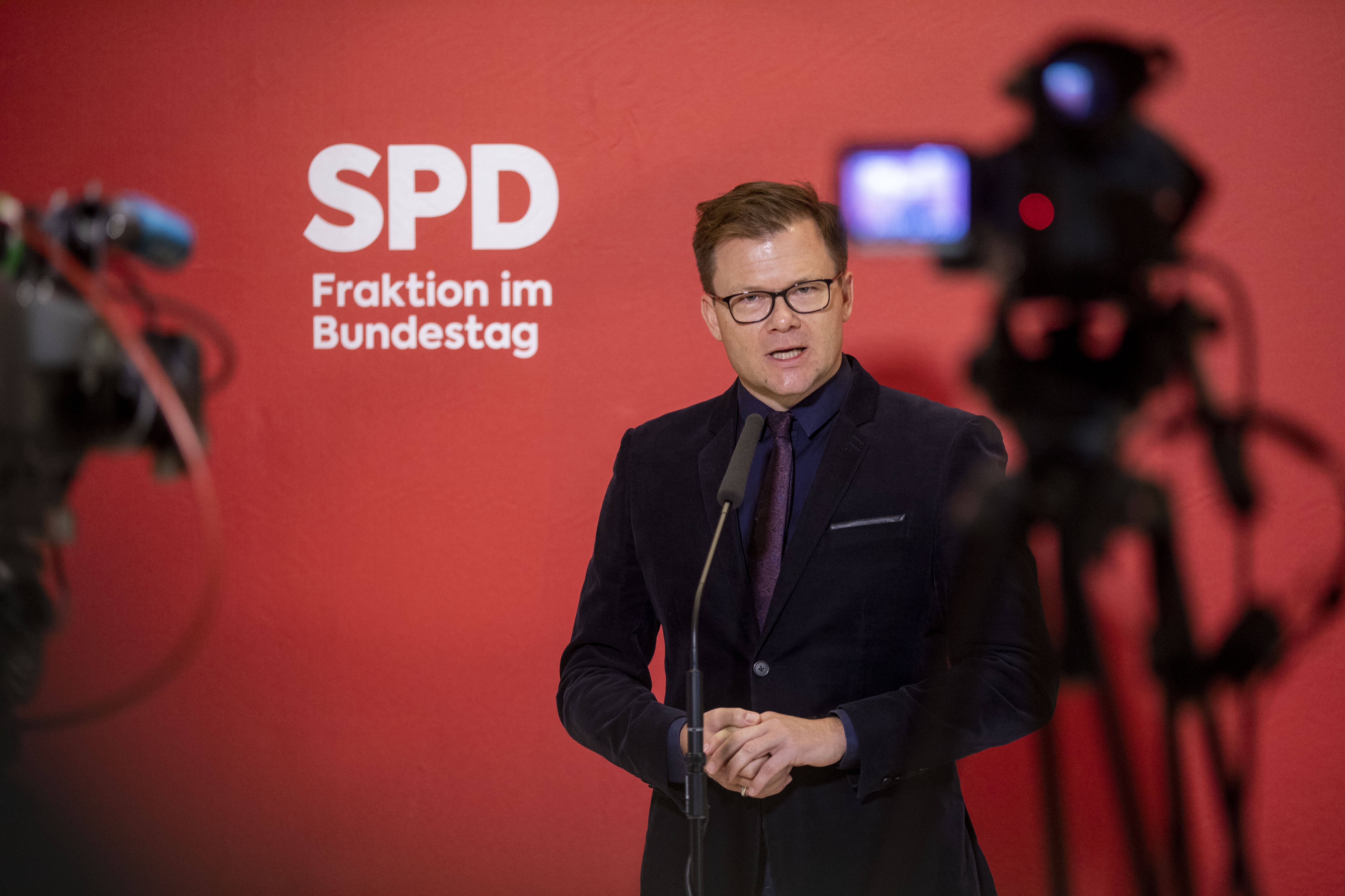 Klare Ansage an den Koalitionspartner: Carsten Schneider, der Erste Parlamentarische Geschäftsführer der SPD-Bundestagsfraktion, wirft CDU und CSU vor, sich statt mit der Corona-Bekämpfung mit Machtspielen zu beschäftigen.