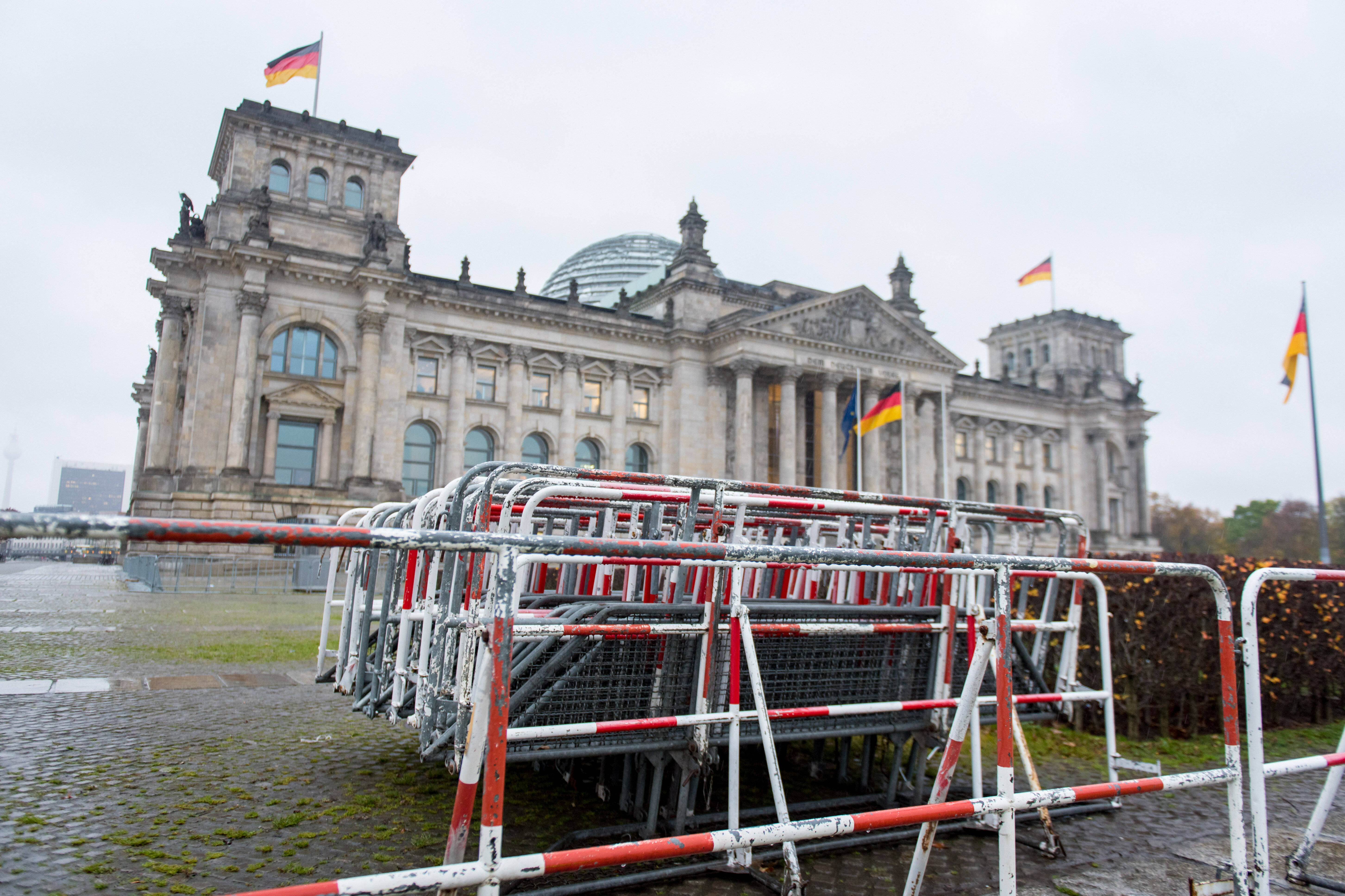 Der Bundestag am Tag vor der Abstimmung über das neue Infektionsschutzgesetz