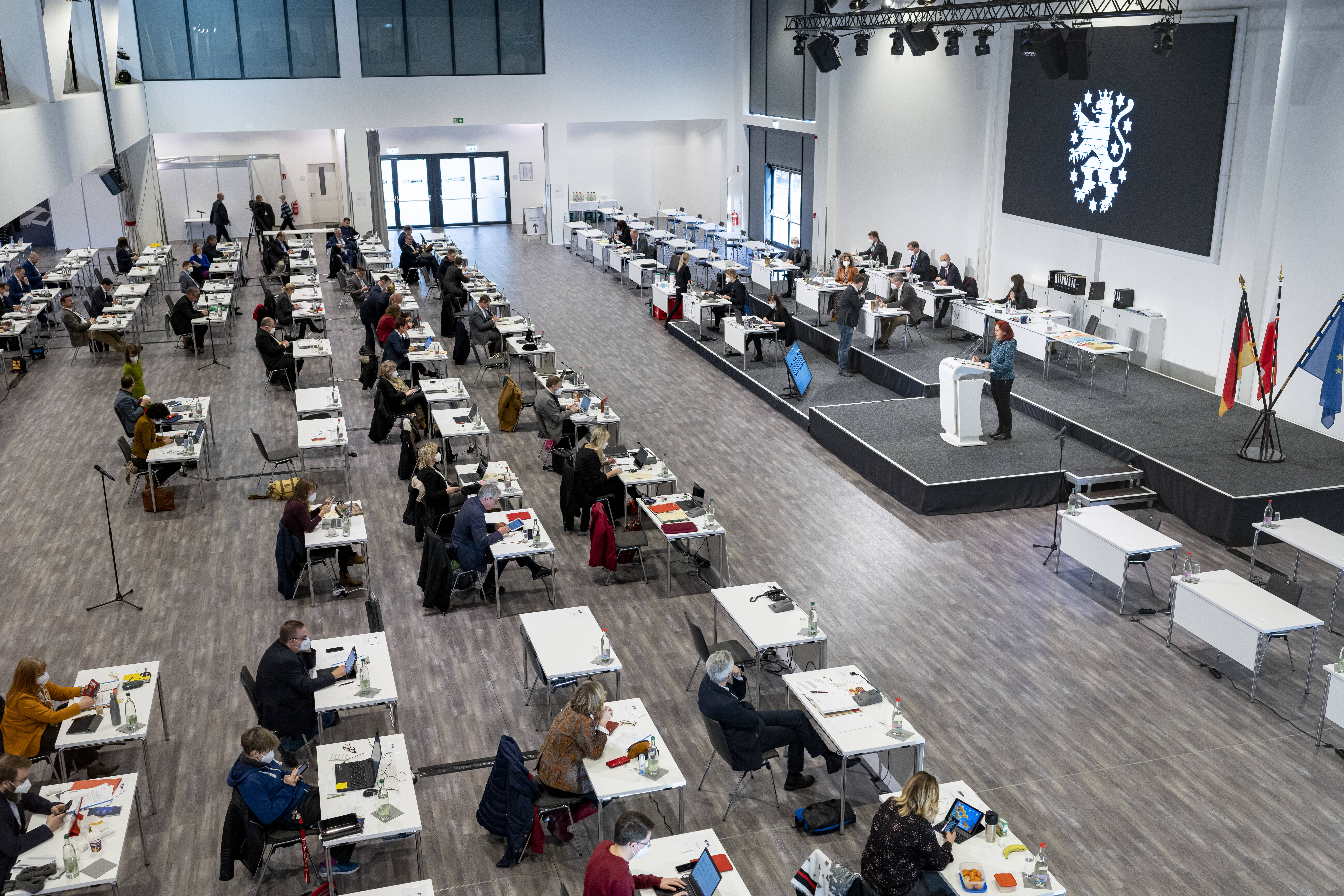 Der Landtag in Thüringen tagt derzeit in der Arena Erfurt um Hygieneabstände in der Corona-Pandemie zu gewährleisten.