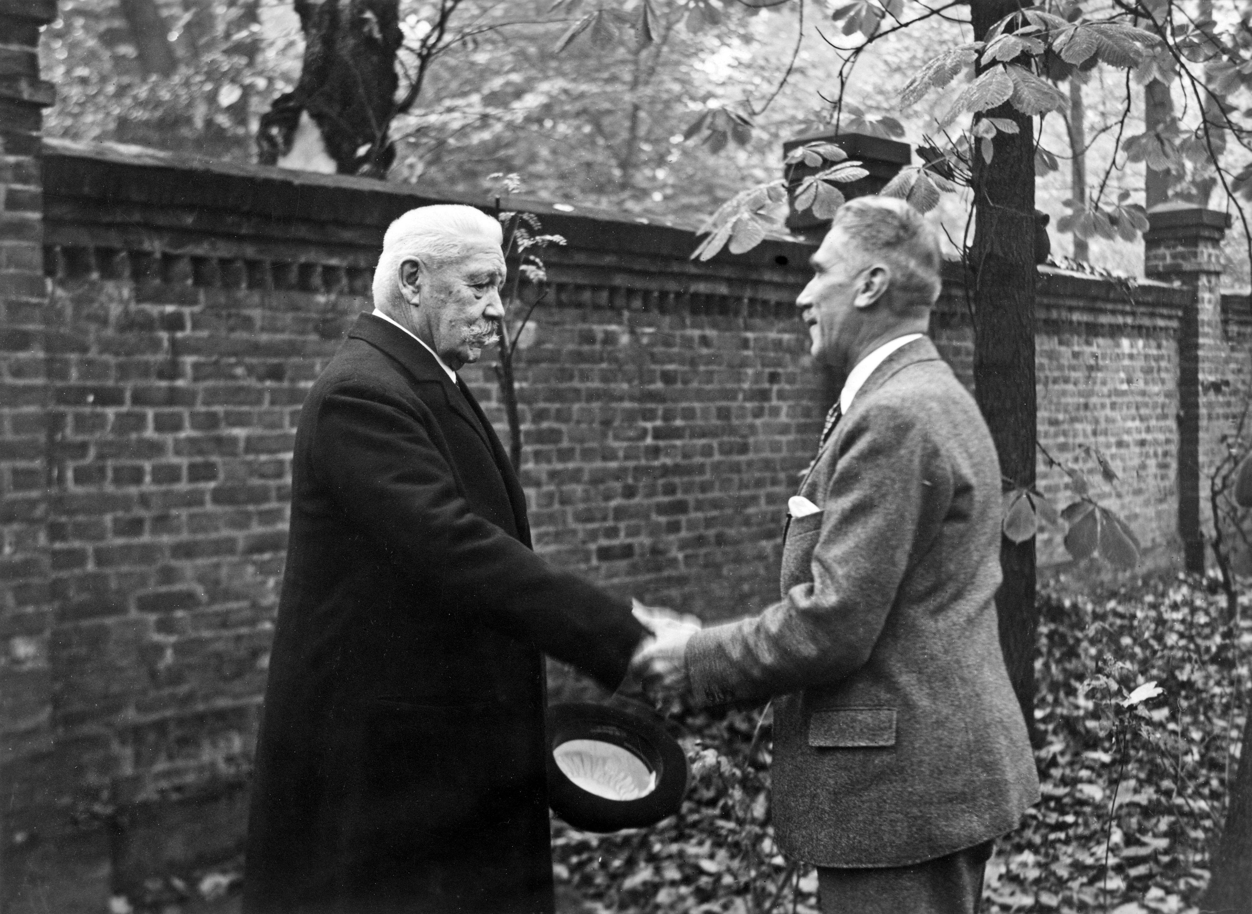 Reichspräsident Paul von Hindenburg (links) mit Reichskanzler Franz von Papen (ca. 1932).