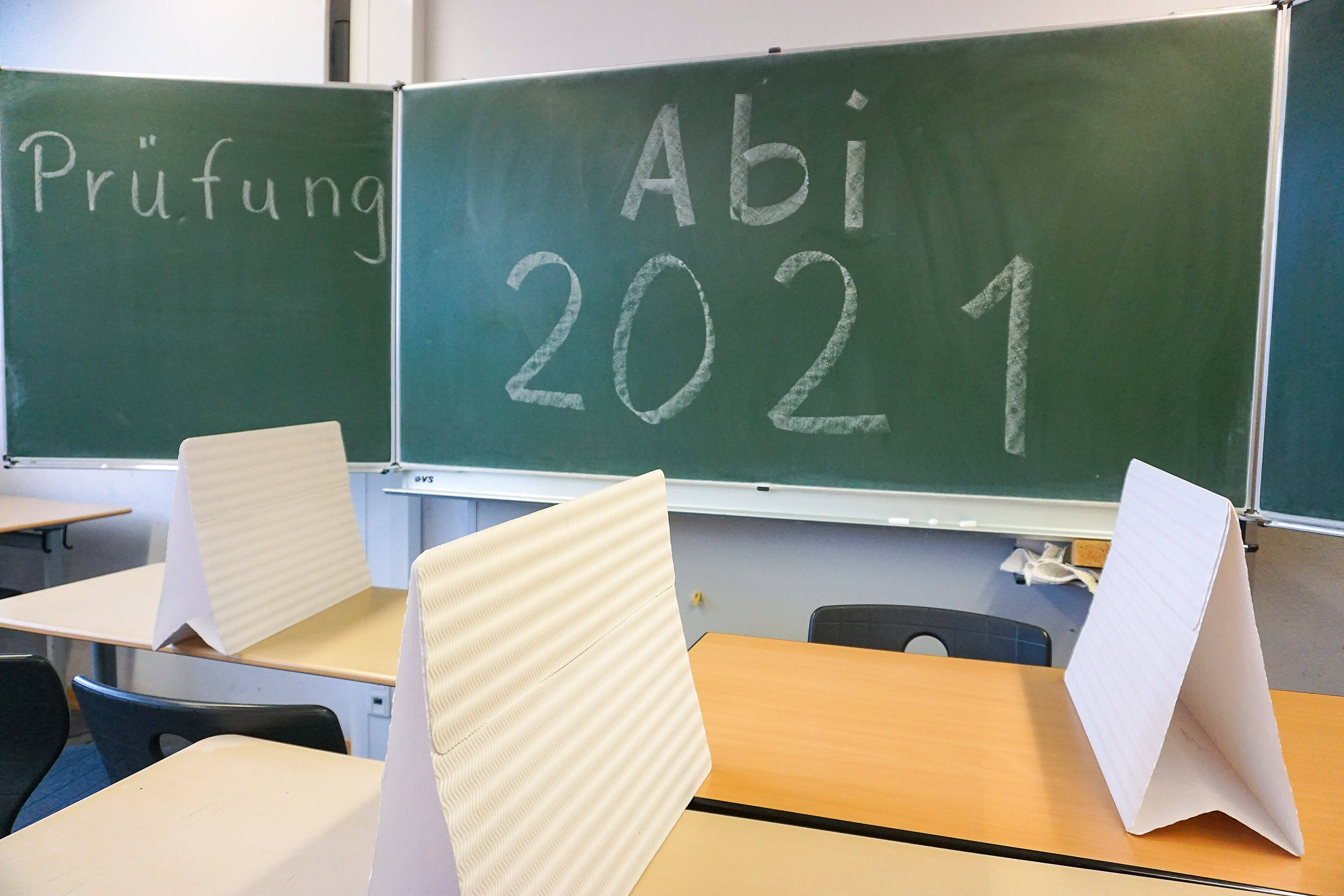 Die schriftlichen Abitur-Prüfungen sollen auch in diesem Jahr wie geplant stattfinden. Das hat die Kultusminister*innenkonferenz noch einmal bekräftigt.