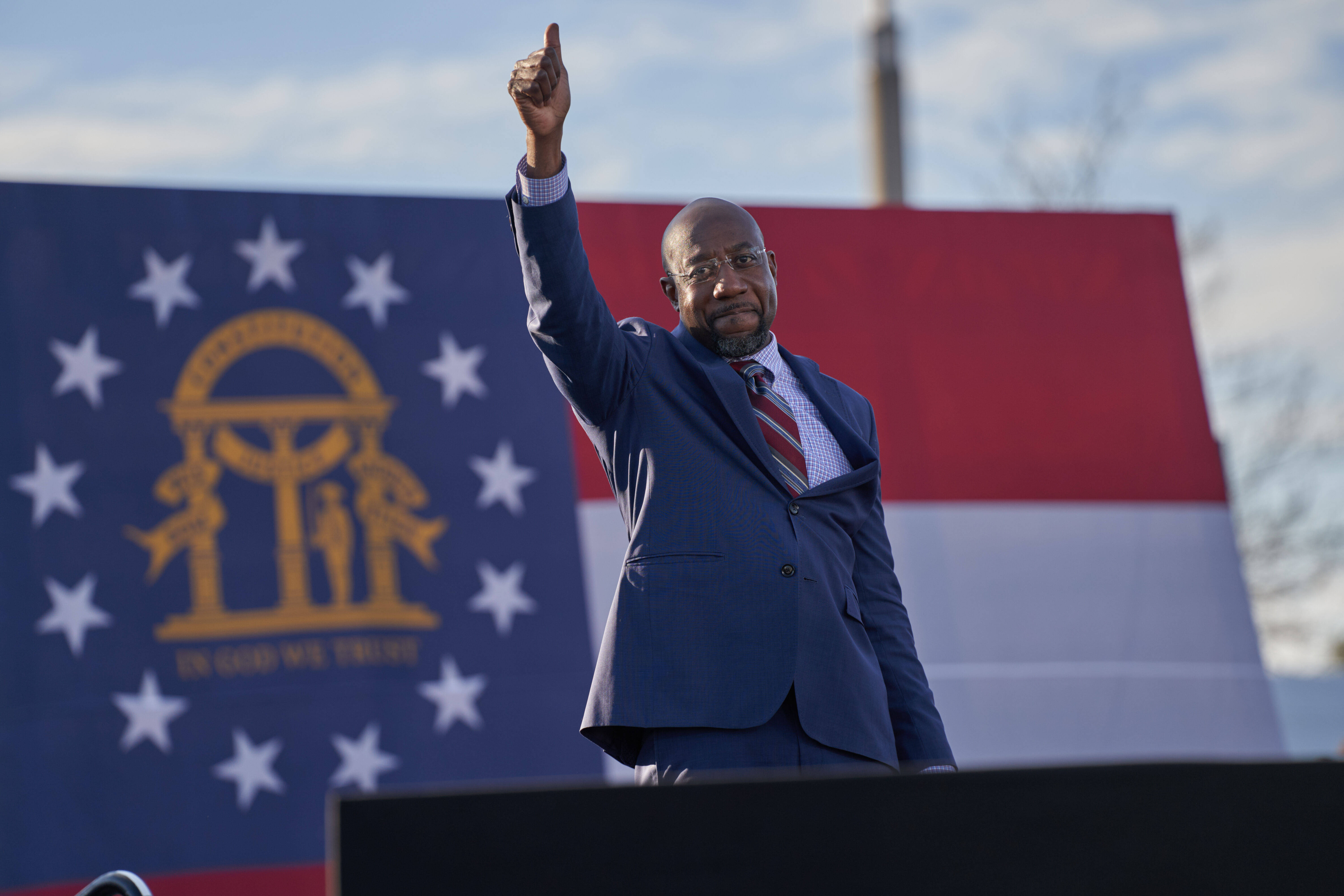 Daumen hoch: Raphael Warnock könnte in Georgia für die Demokraten in den US-Senat einziehen.