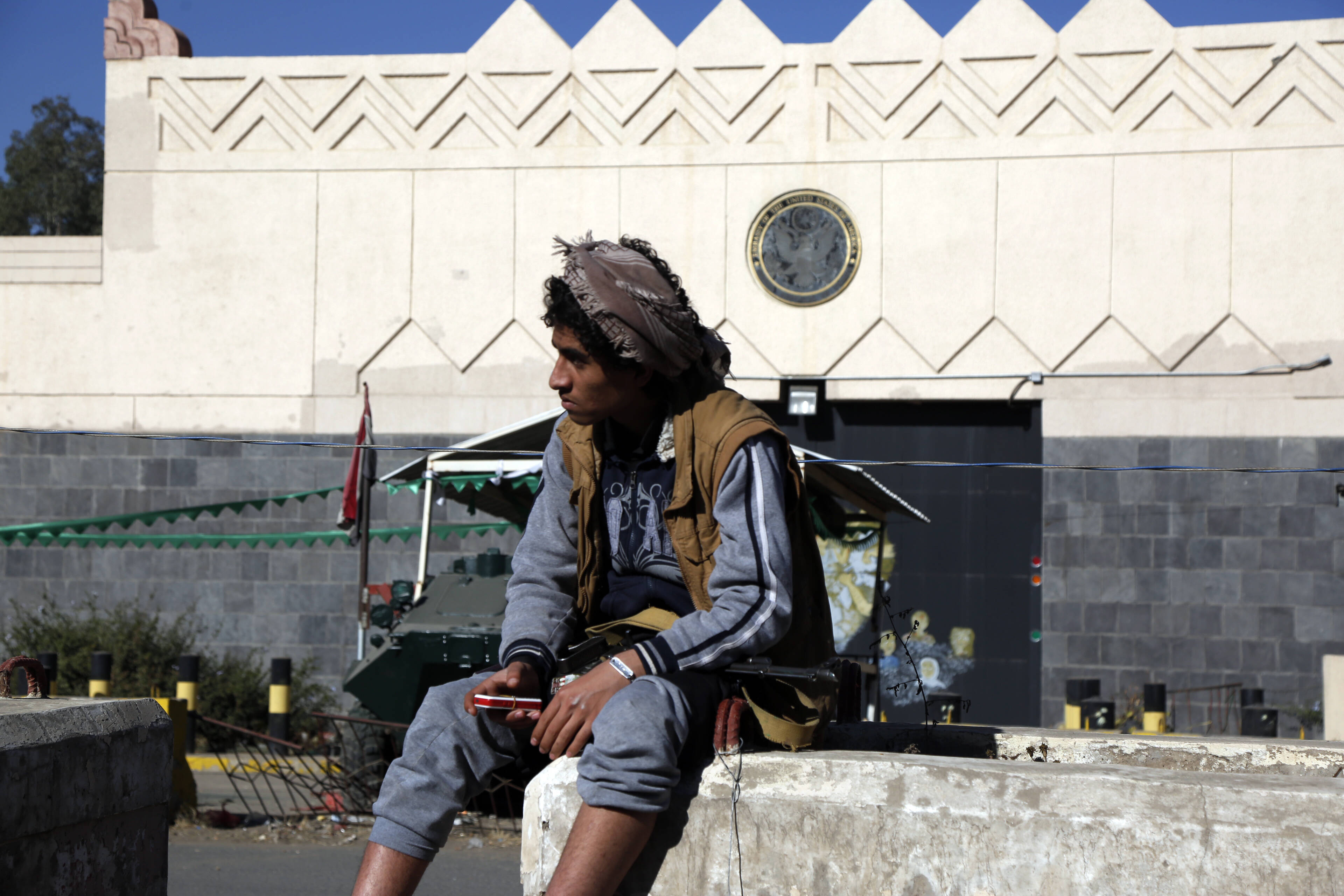Ein Mann sitzt vor der geschlossenen US-Botschaft in Sanaa. Bietet der Machtwechsel im Weißen Haus Anlass zur Hoffnung auf Frieden im Jemen?