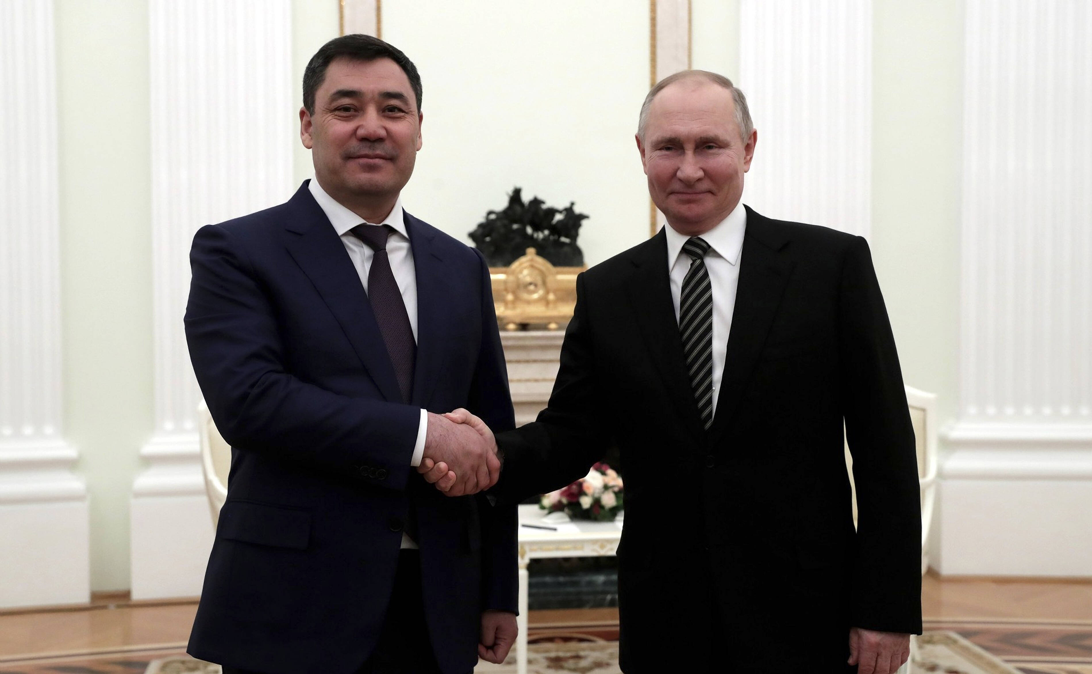 Der kirgisische Präsident Sadyr Japarov, der seit Ende Januar im Amt ist, hat bei seinem Antrittsbesuch in Russland Ende Februar um 500 000 Dosen von Sputnik-V gebeten.