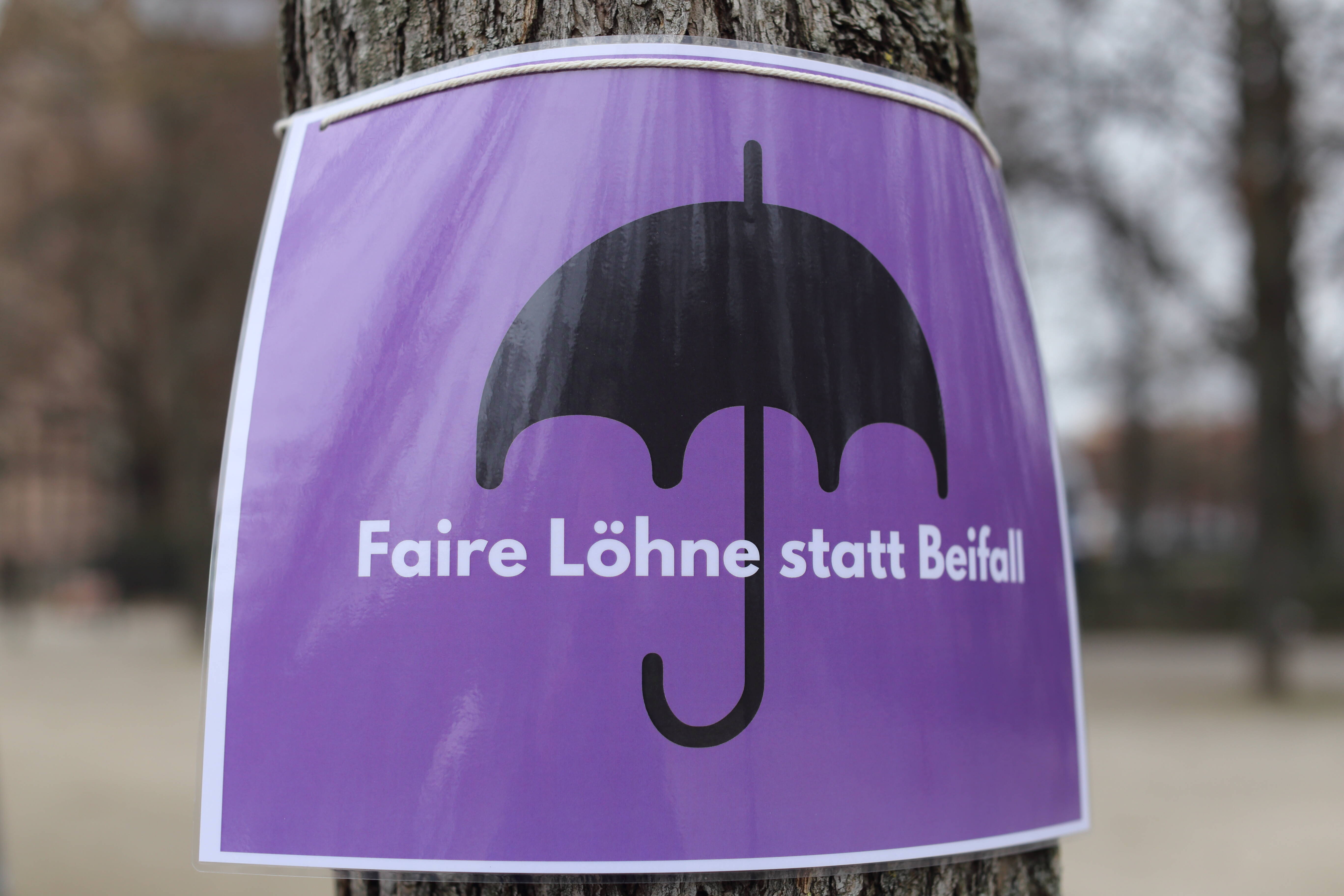 Faire Löhne statt Beifall: Schild einer feministischen Kundgebung anlässlich des Frauentags in Potsdam am 7. März 2021