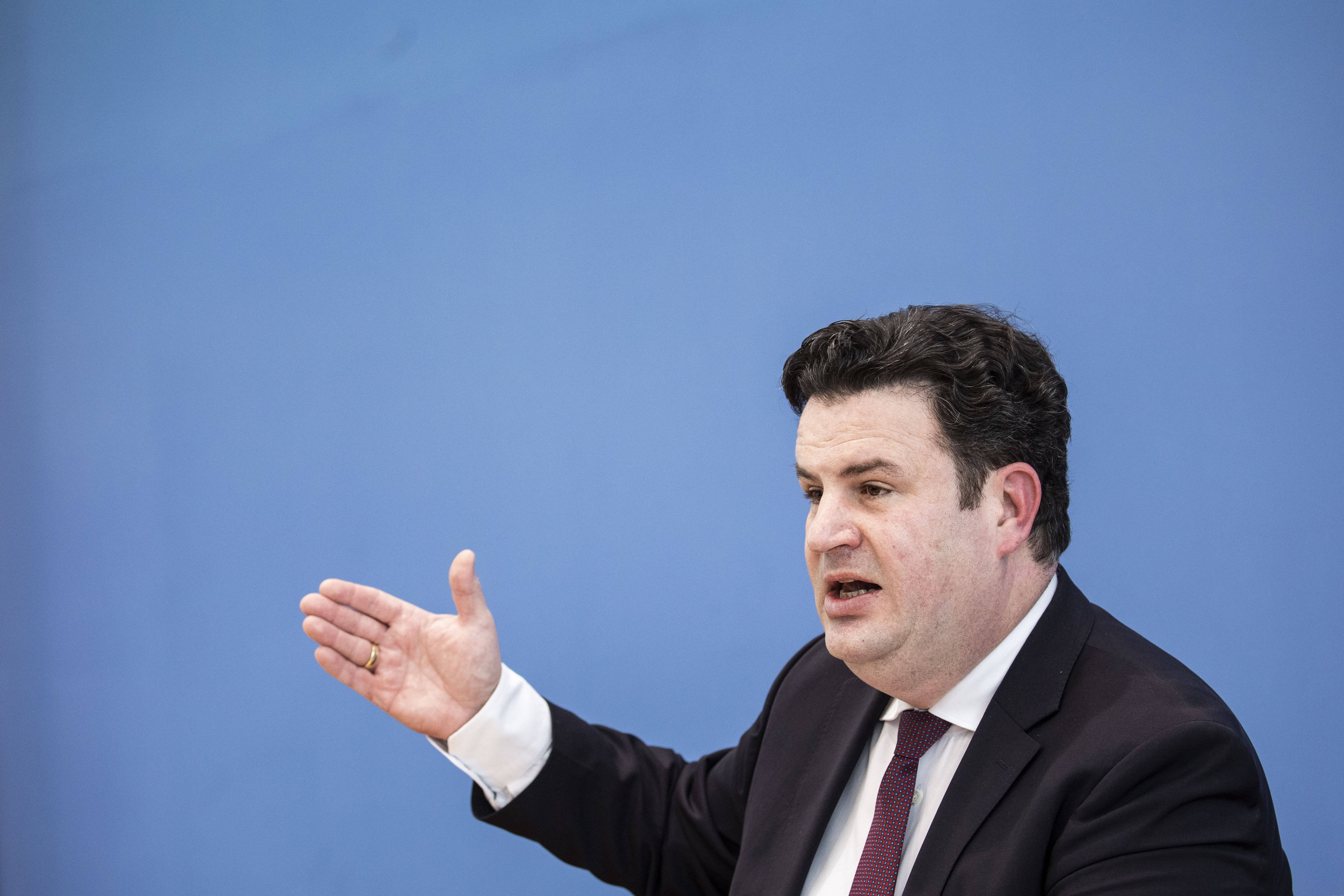 Bundesarbeitsminister Hubertus Heil will die Testpflicht in Betrieben. Er argumentiert: „Testen schützt die Beschäftigten und hält die Betriebe offen.“