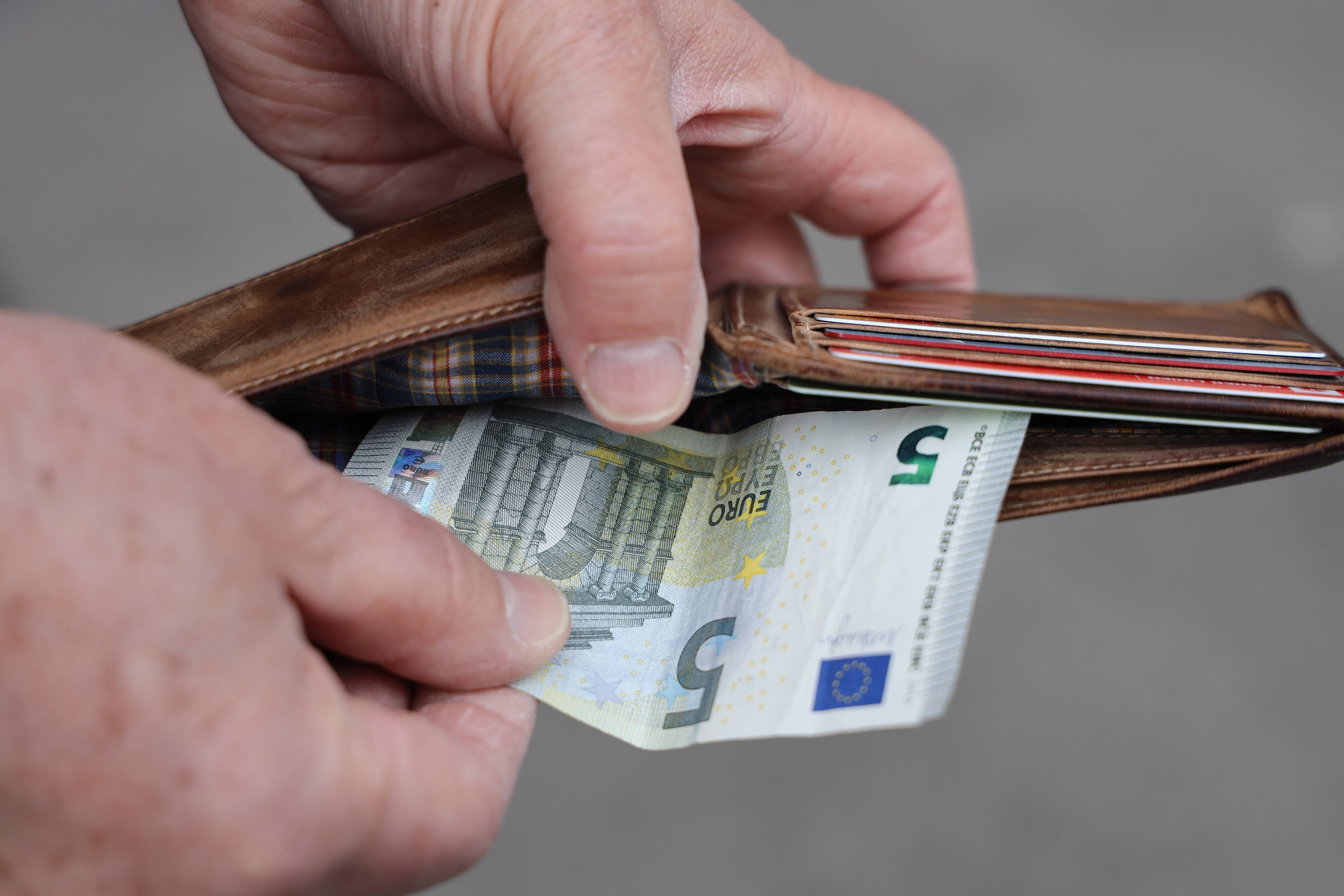 Die Corona-Krise verursacht hohe Kosten. Bezahlen sollen die die Reichen, fordern mehr als 100 Kulturschaffende in einem offenen Brief an die Bundesregierung.
