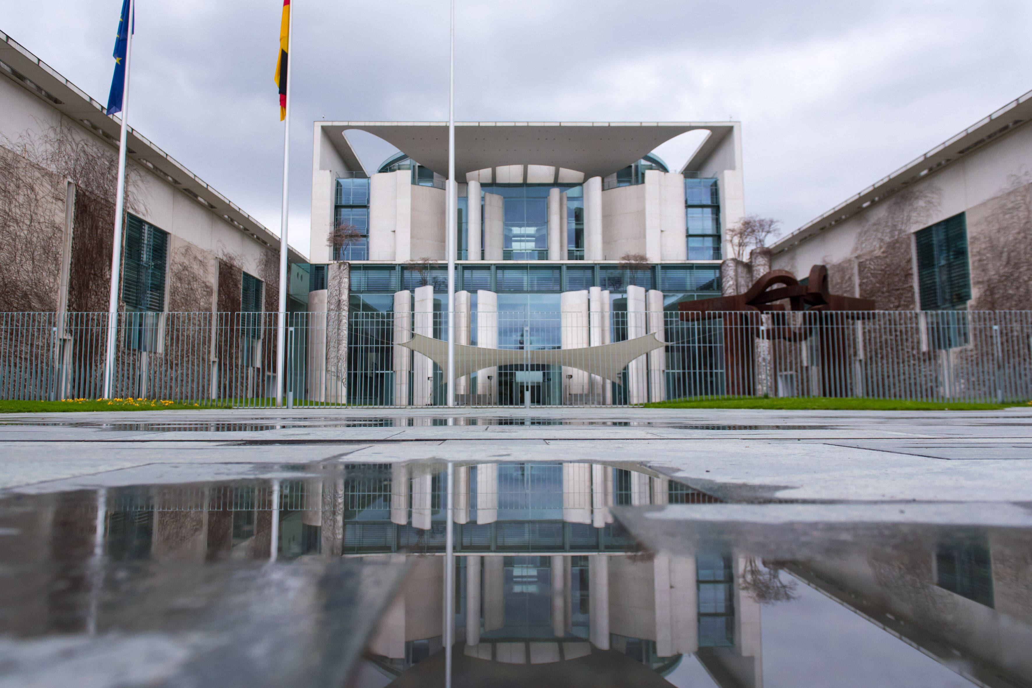 Das Bundeskabinett – hier sein Tagungsort, das Bundeskanzleramt in Berlin – hat entschieden: Eine Bundesnotbremse soll die Bekämpfung der Corona-Pandemie erleichtern.